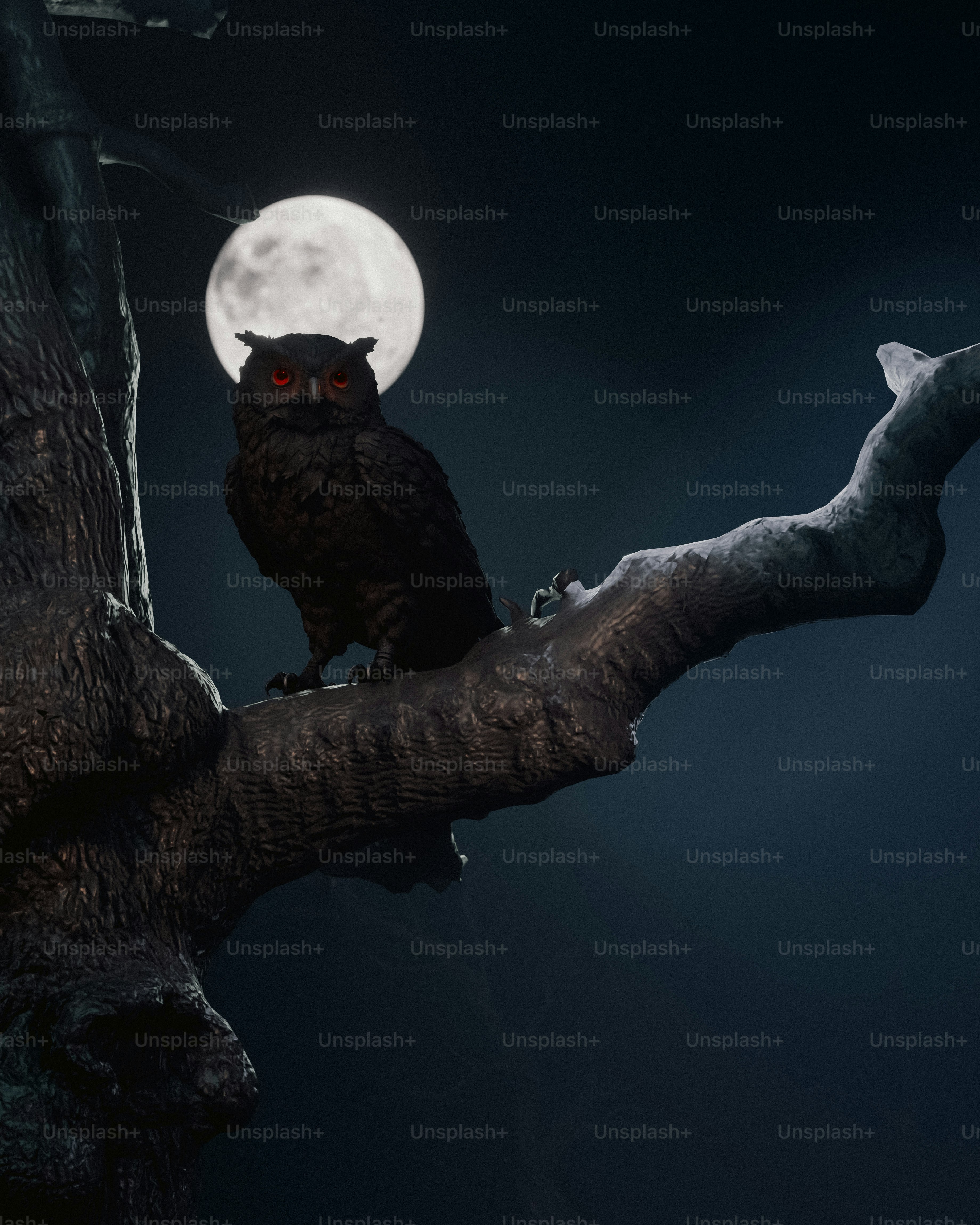 Un búho oscuro con ojos rojos brillantes se posó en una rama de árbol por la noche