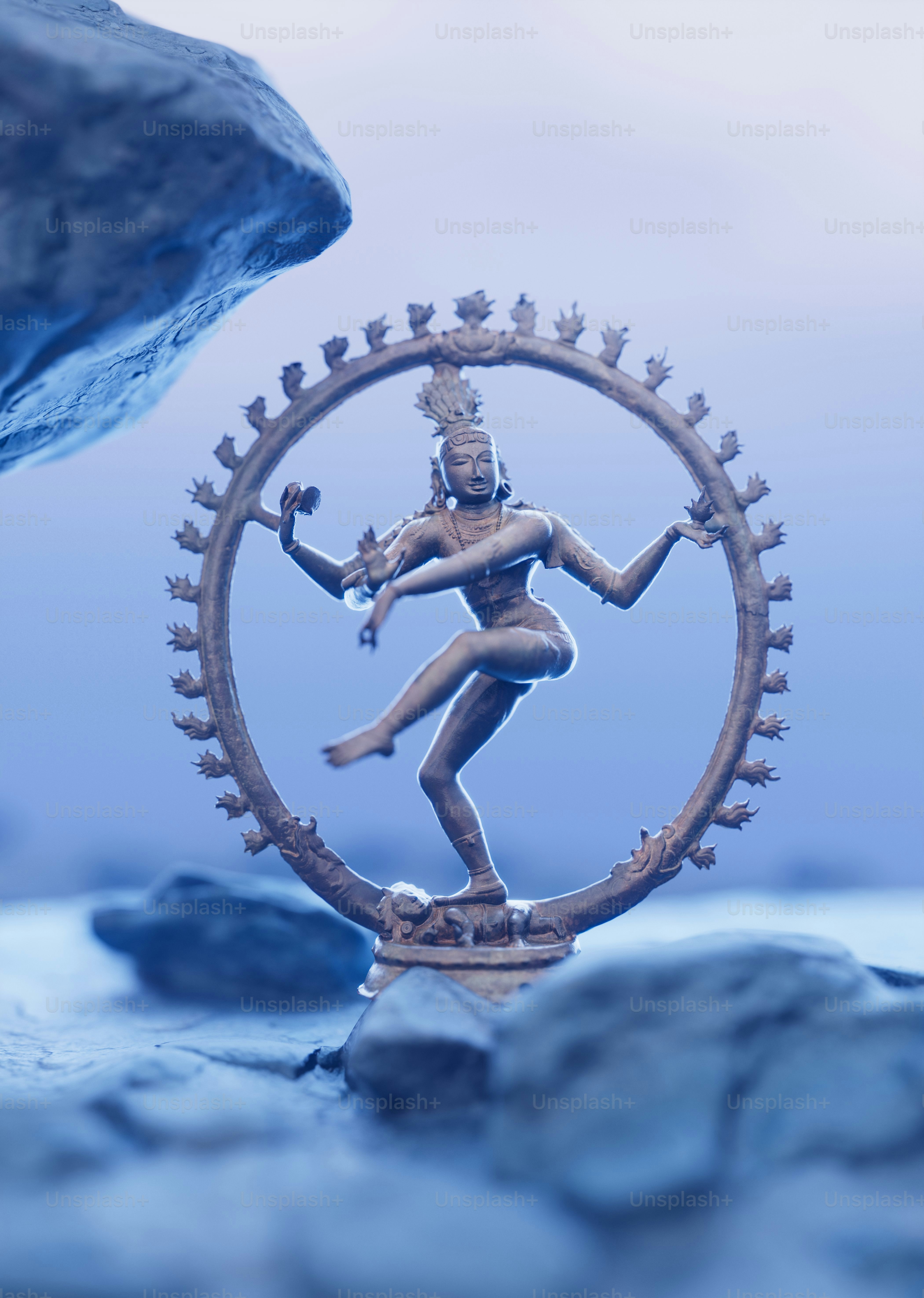 Una estatua de bronce de Nataraja de Shiva bailando dentro de un círculo circular de llamas