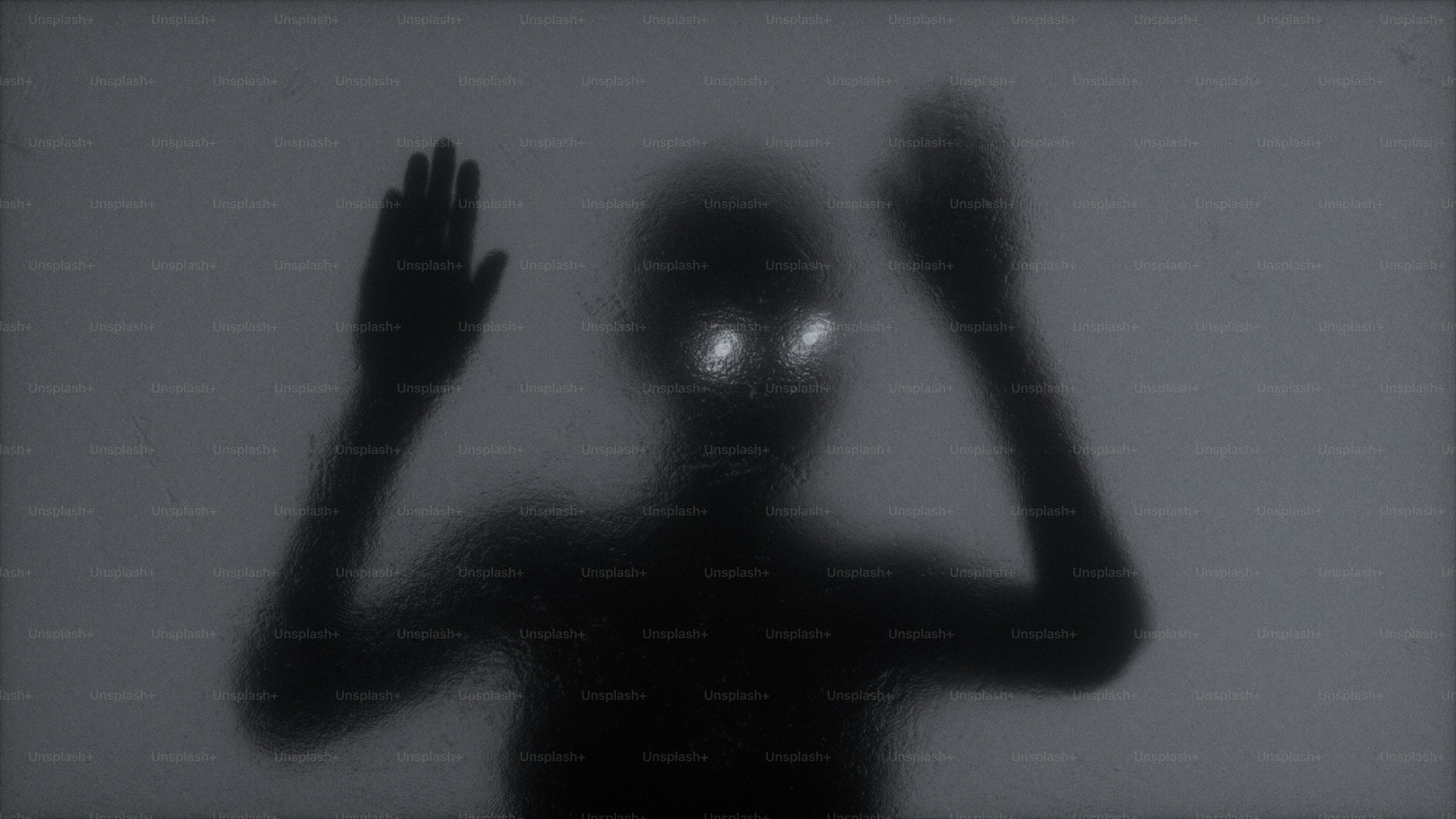 Eine dunkle Silhouette einer Person mit leuchtenden Augen hinter einer mattierten Glasscheibe