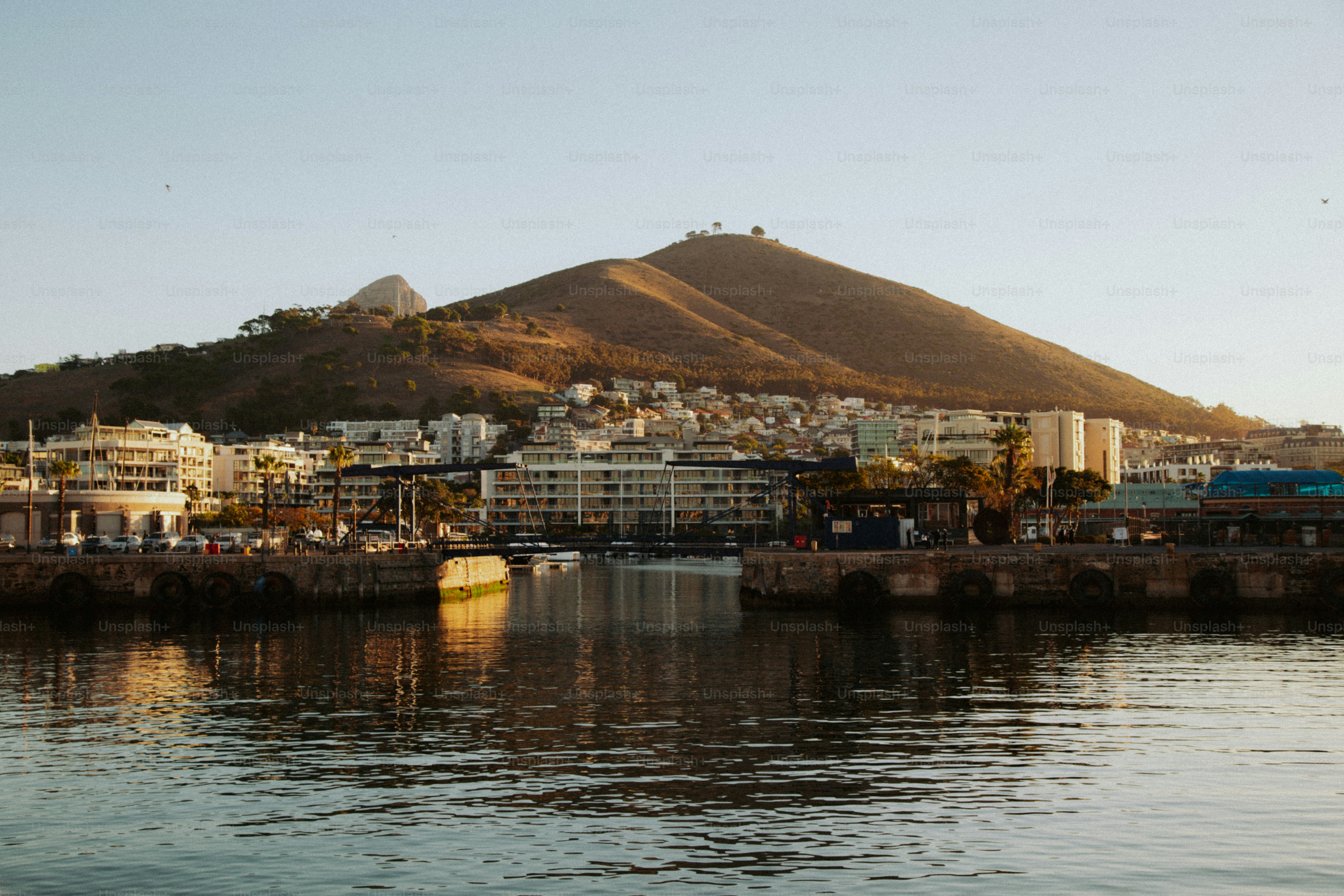 Edificios en la base de una montaña en Ciudad del Cabo, Sudáfrica