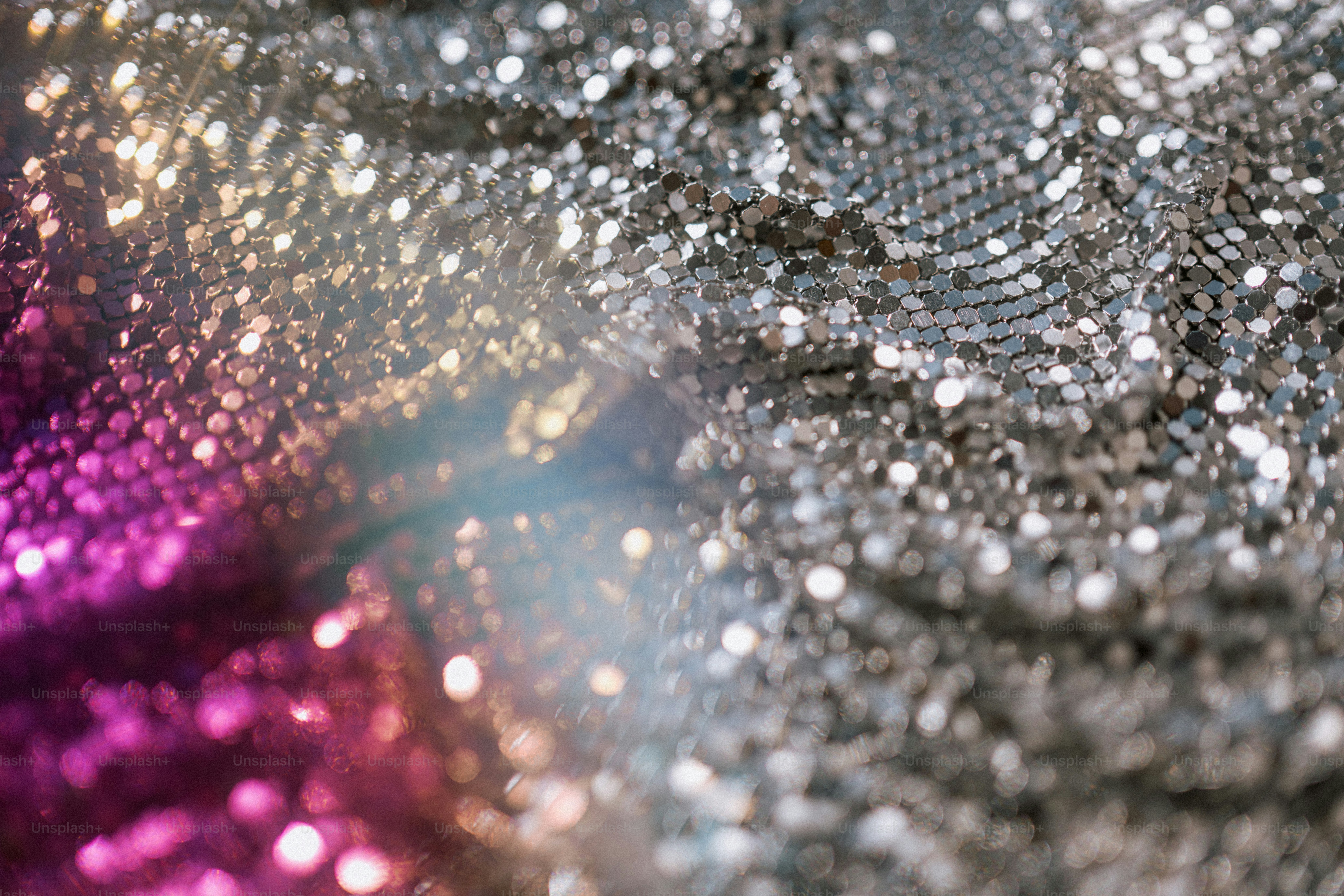 Silberne metallische Pailletten mit violetten Lichtreflexionen und sanftem Bokeh