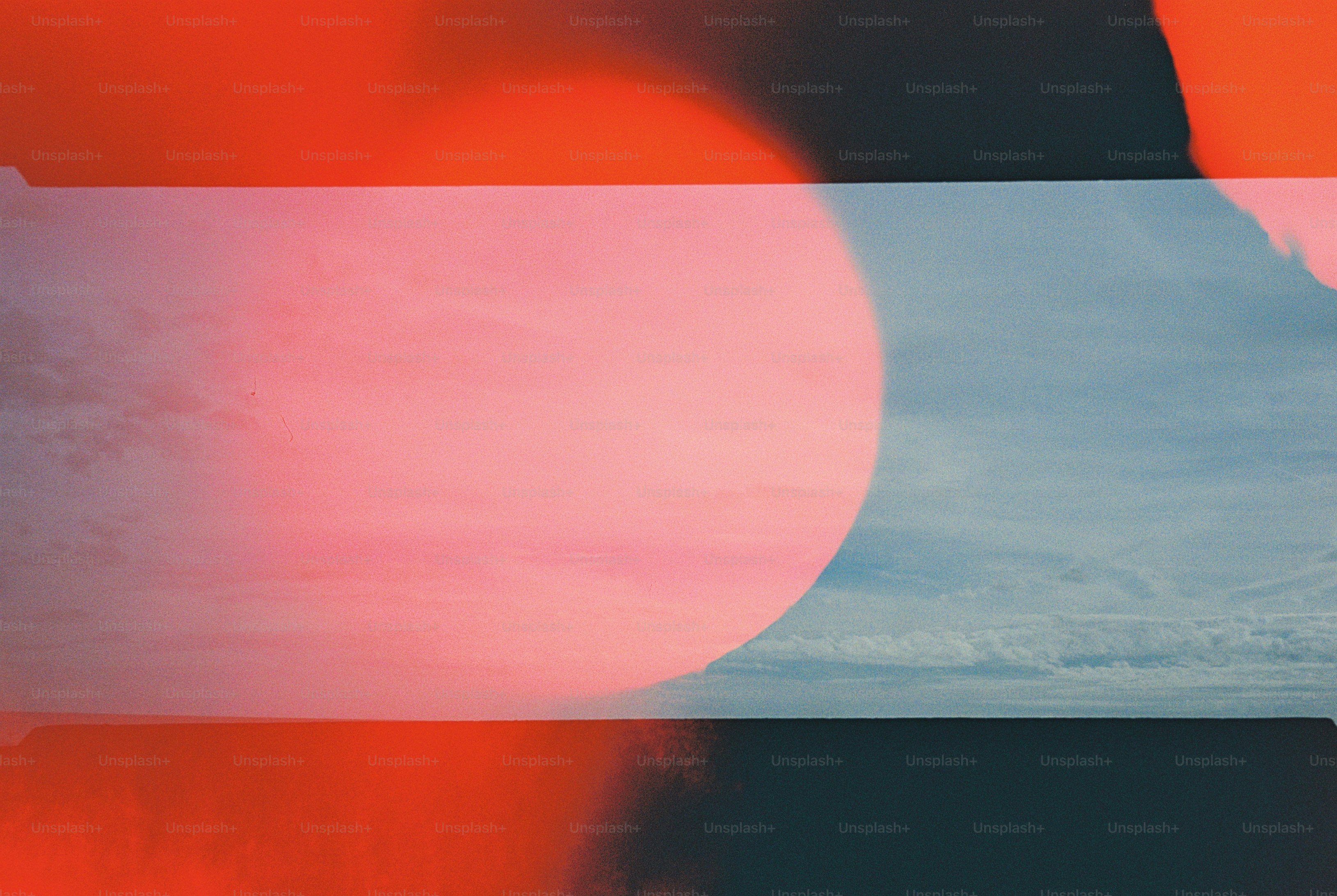 Uma grande luz circular rosa brilha sobre um céu azul com nuvens