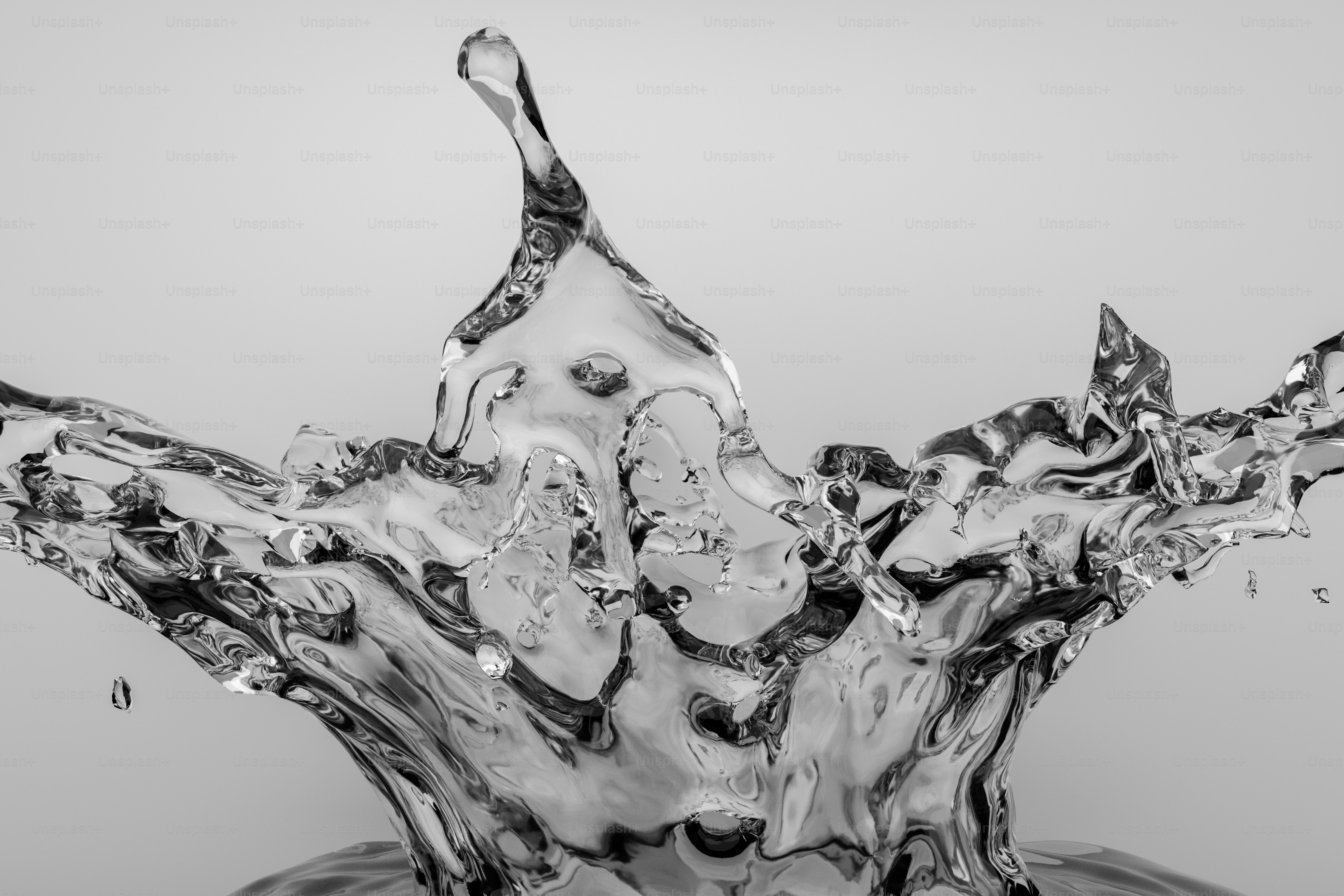 Un éclaboussure d’eau claire s’élevant sur un fond gris clair uni