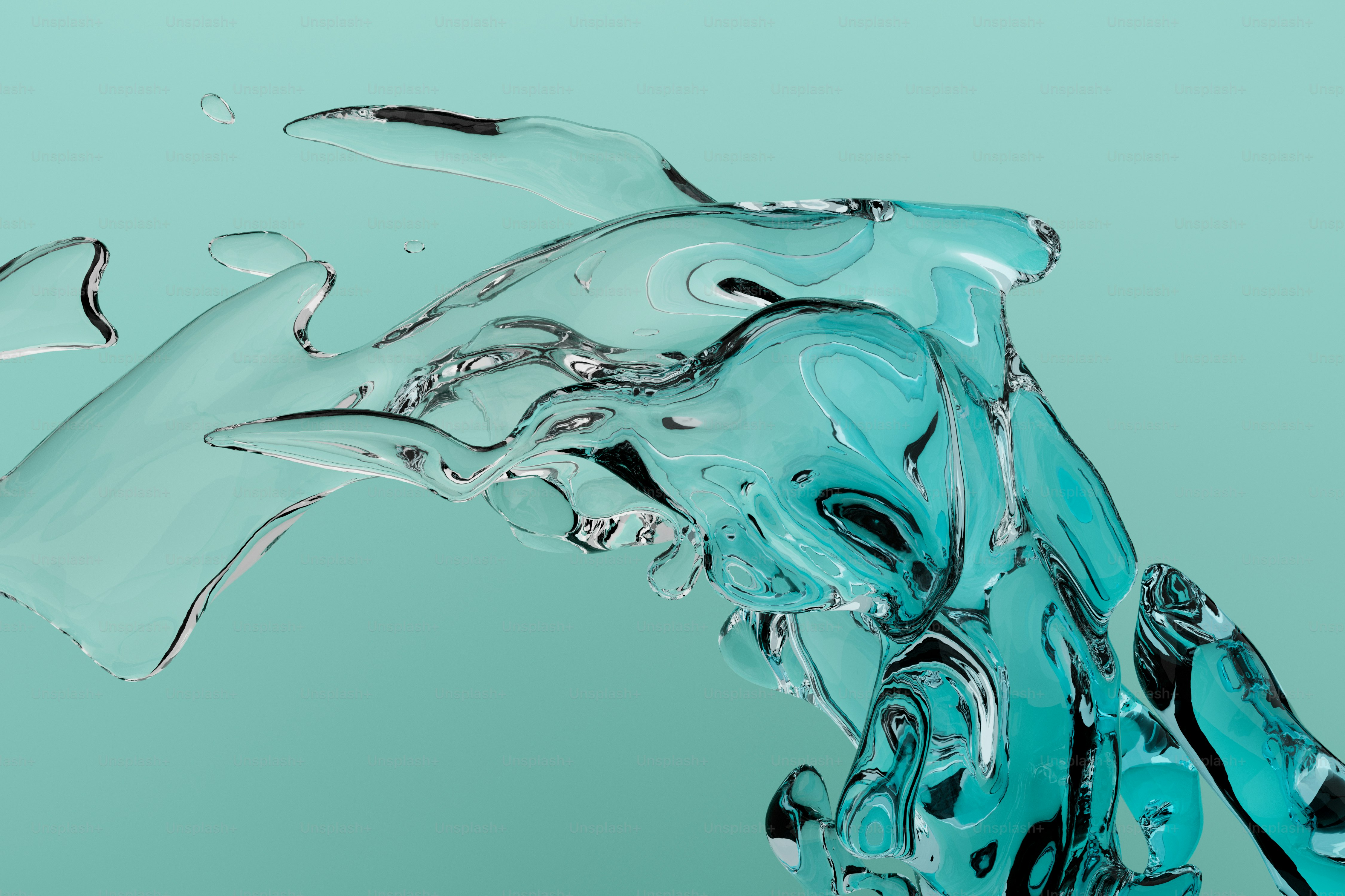 Eau bleue claire éclaboussant un fond bleu clair uni