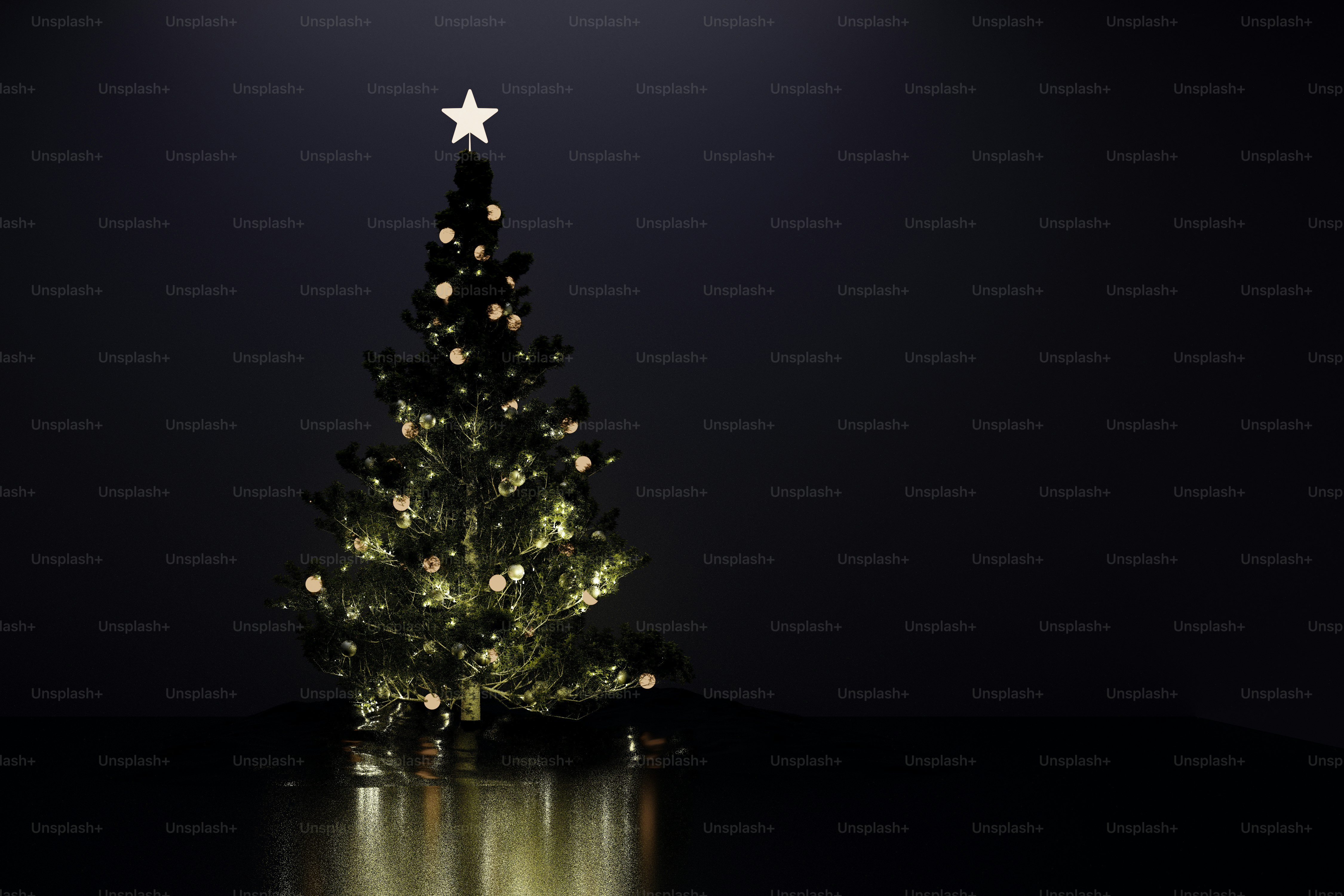 Un sapin de Noël décoré avec une étoile en surmont se reflétant sur une surface sombre
