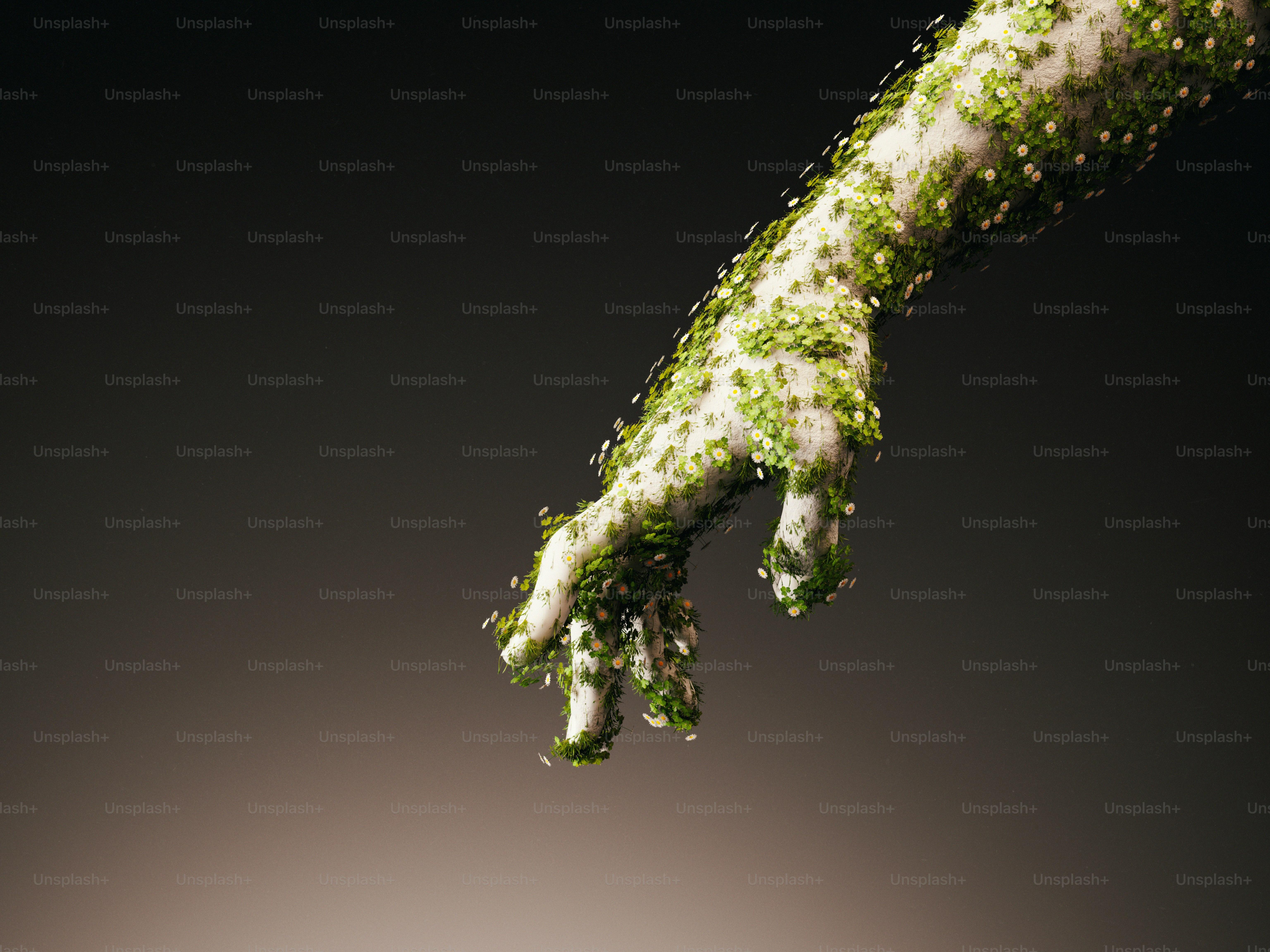 Una mano blanca cubierta de musgo verde y pequeñas flores blancas sobre fondo oscuro