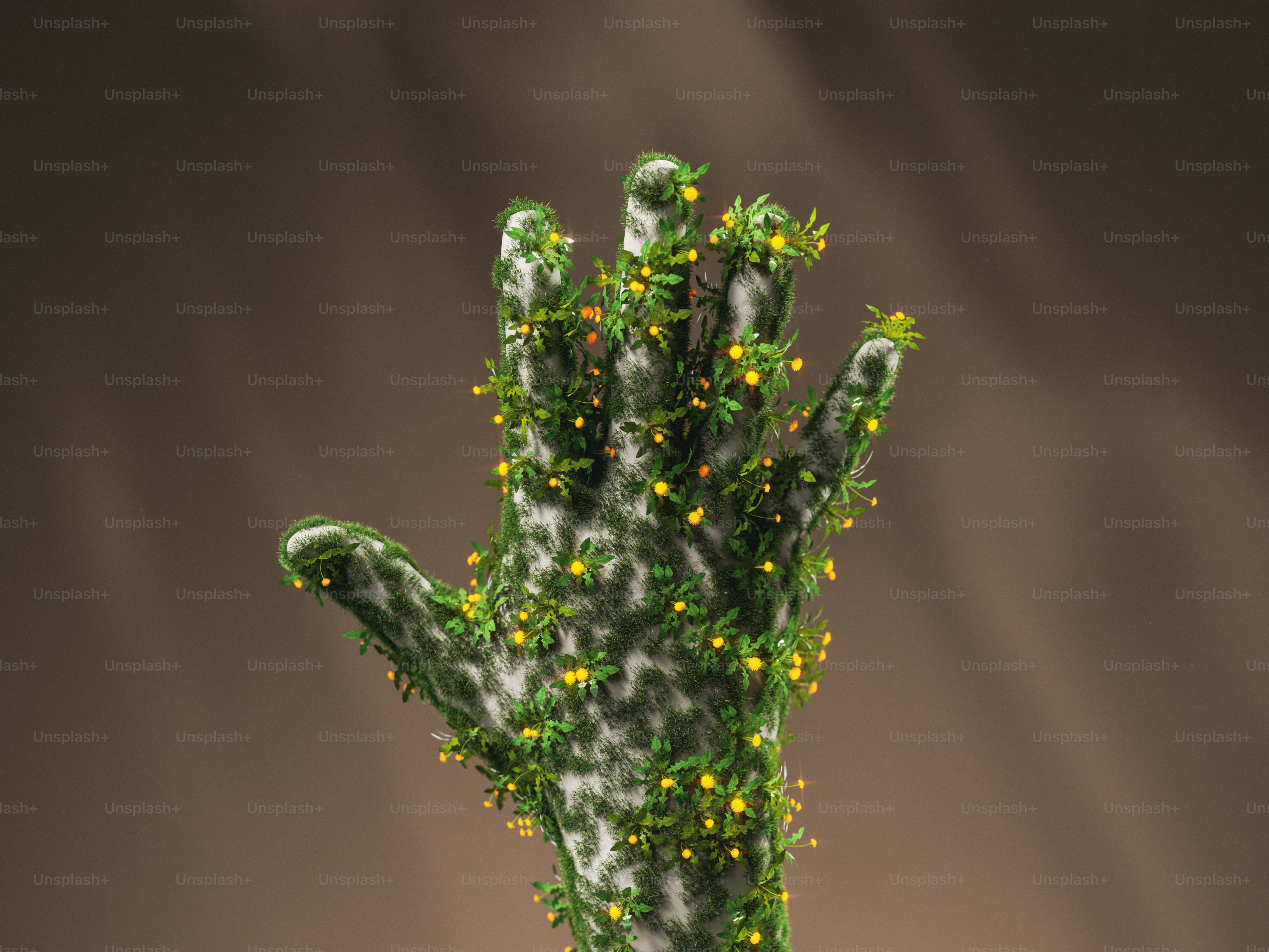 Una forma de mano humana cubierta de musgo verde y pequeñas flores amarillas