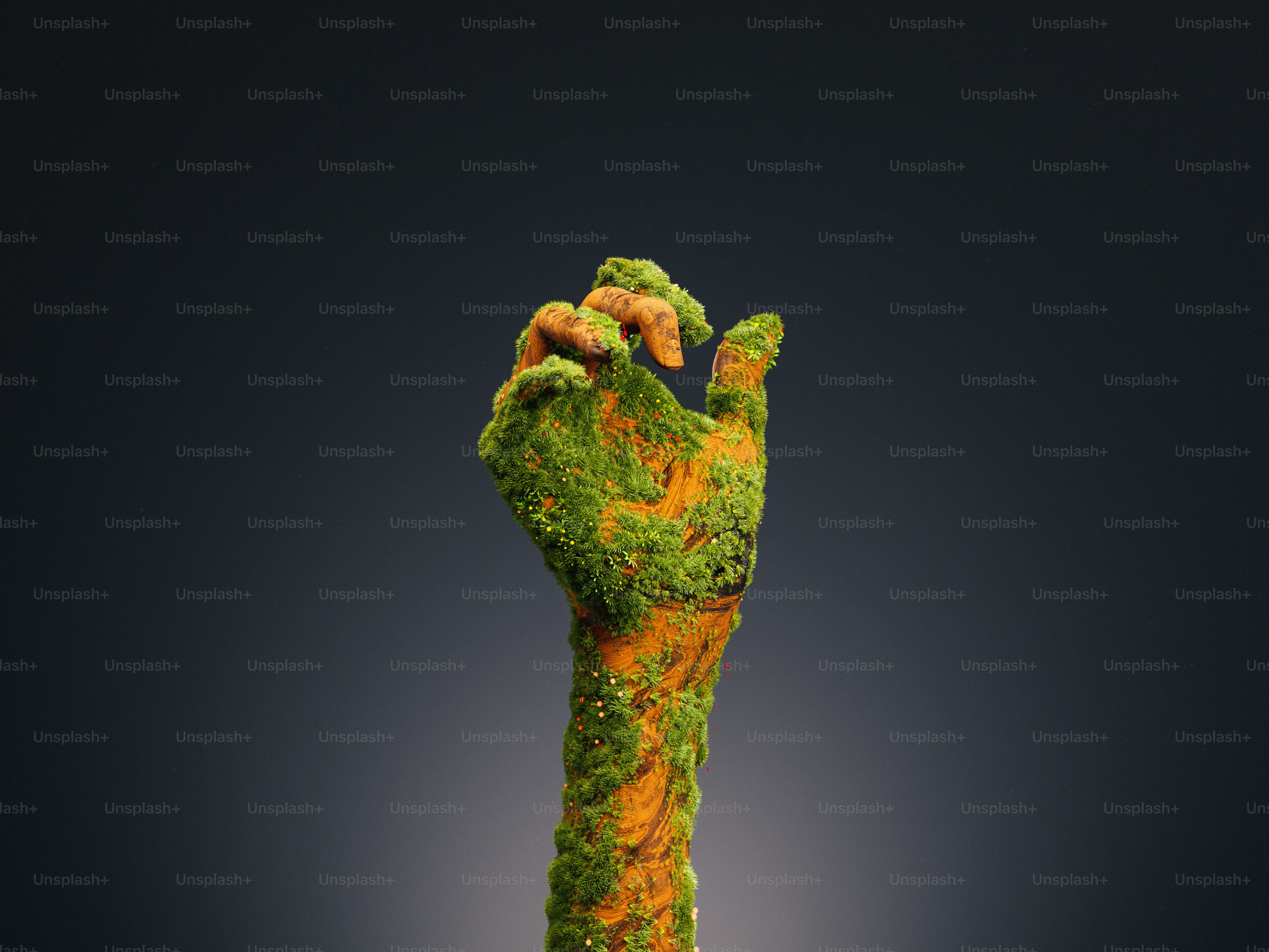 Una escultura de mano humana cubierta de musgo verde sobre un fondo gris oscuro