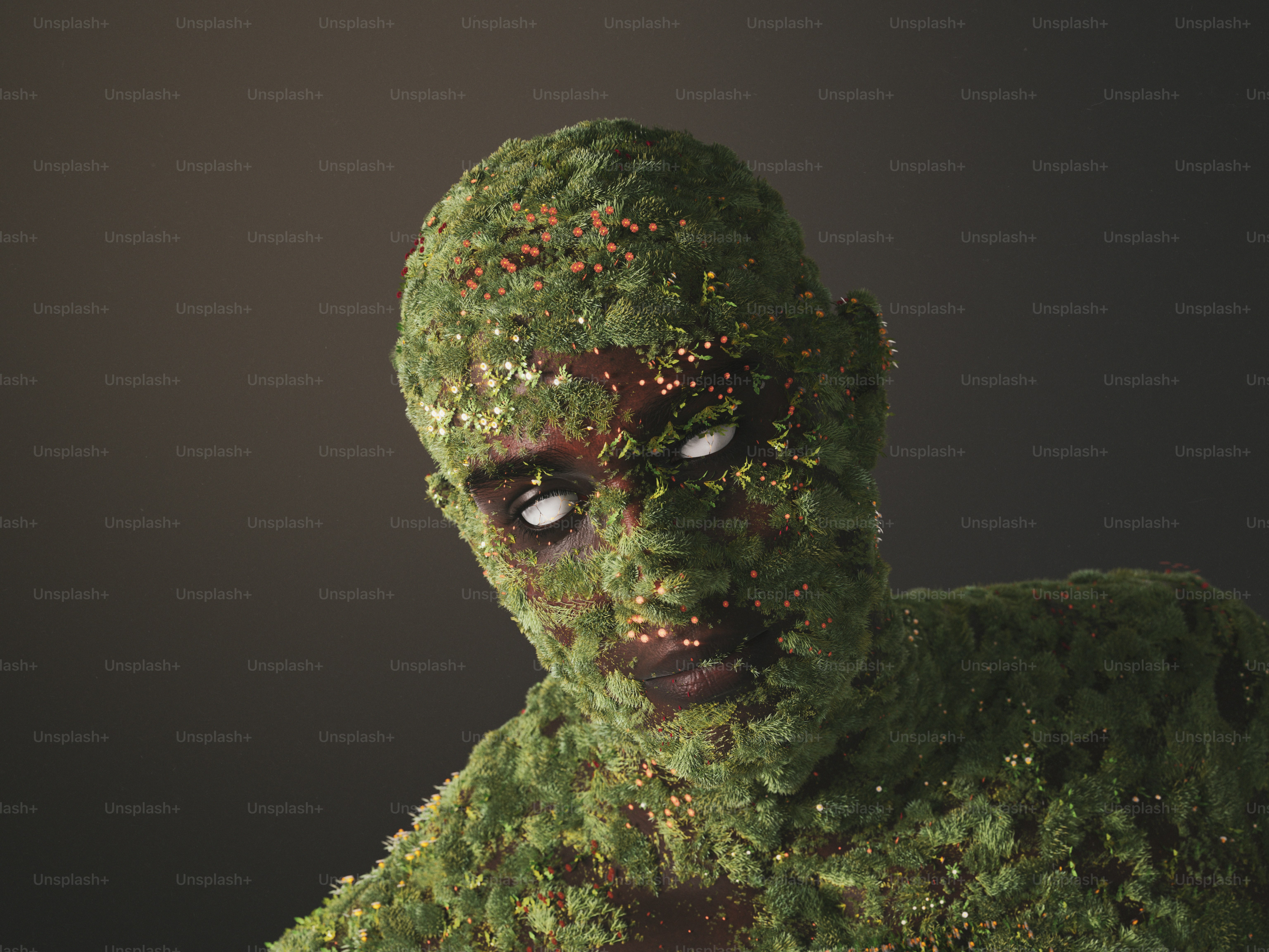 Una persona cubierta de musgo verde y pequeñas flores rojas con ojos blancos sólidos