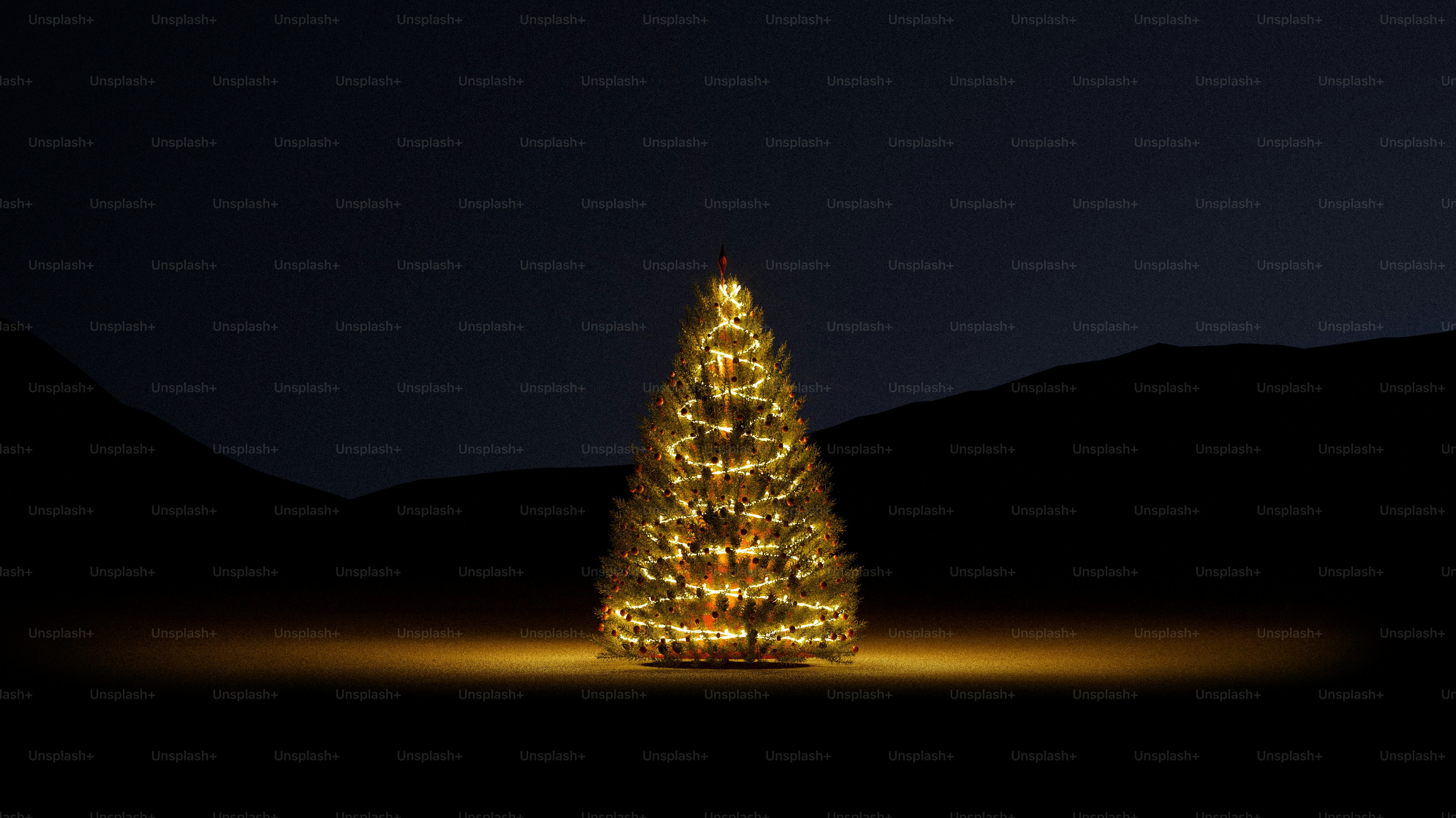 Ein leuchtender Weihnachtsbaum, geschmückt mit warmen Lichtern vor einer dunklen Berglandschaft