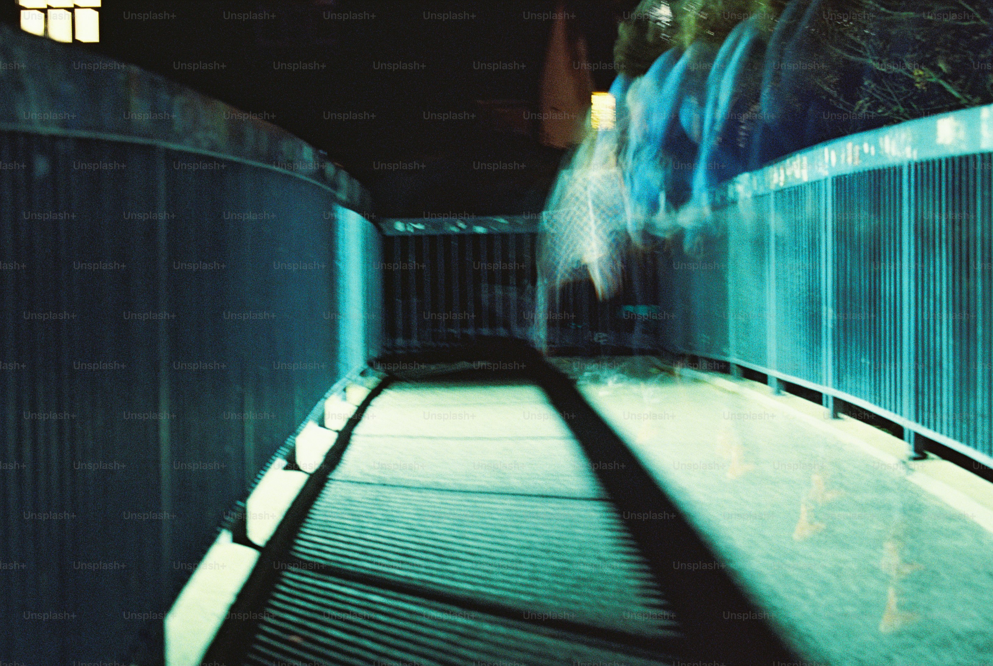 Long exposure of curved footbridge - Photo on Unsplash+