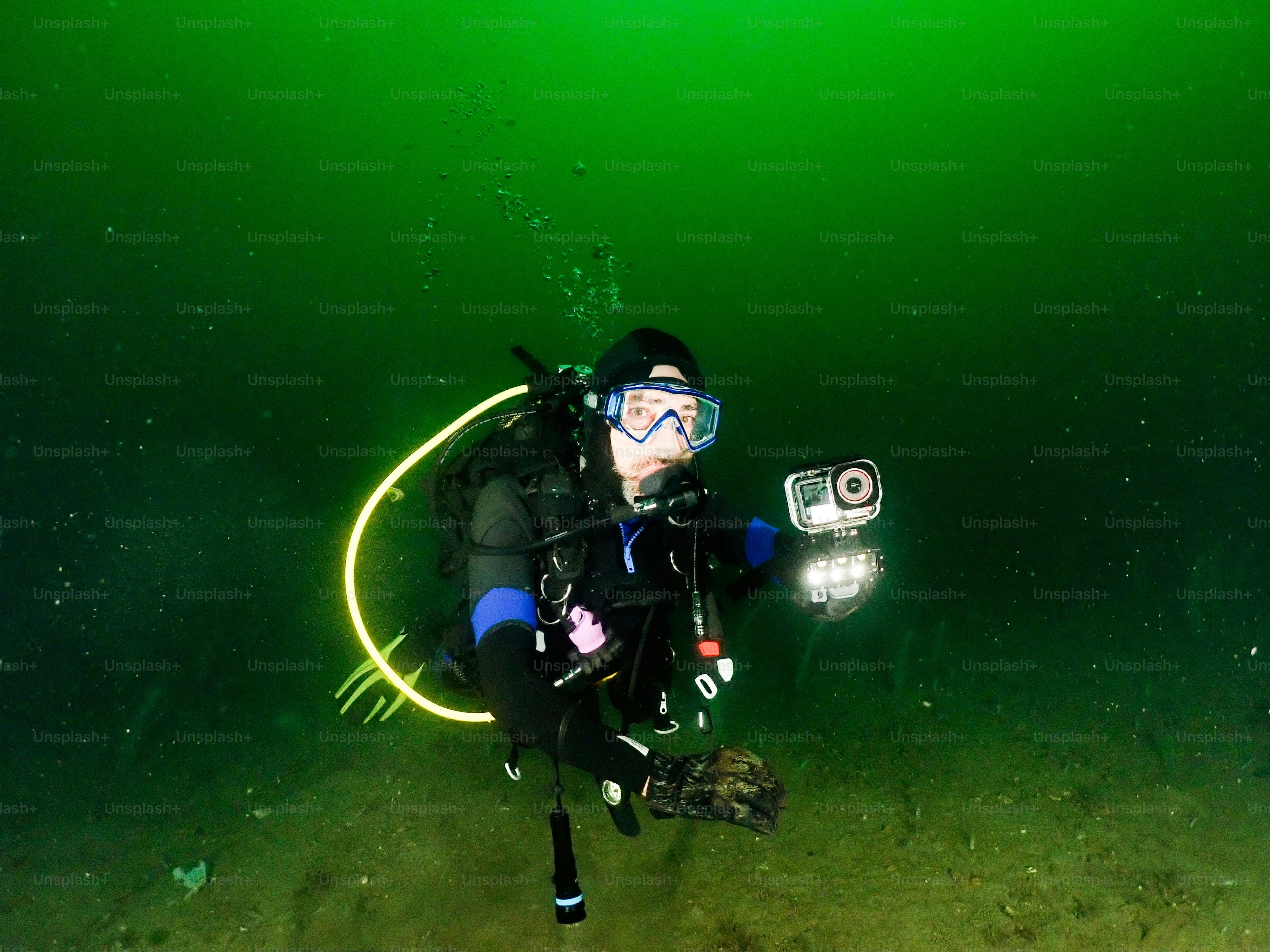 Scuba diver with camera underwater - Photo on Unsplash+