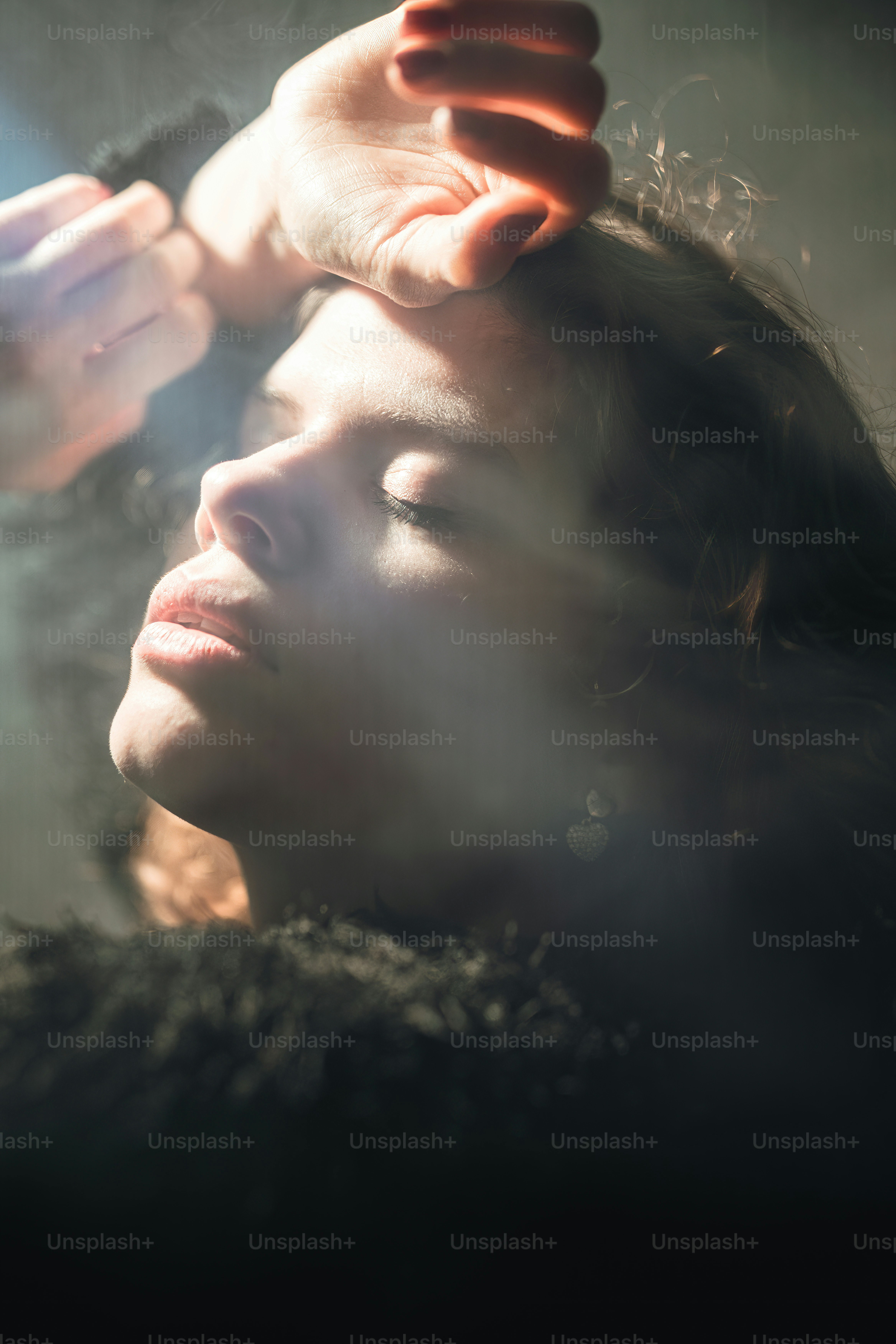 Woman in profile with warm light - Photo on Unsplash+