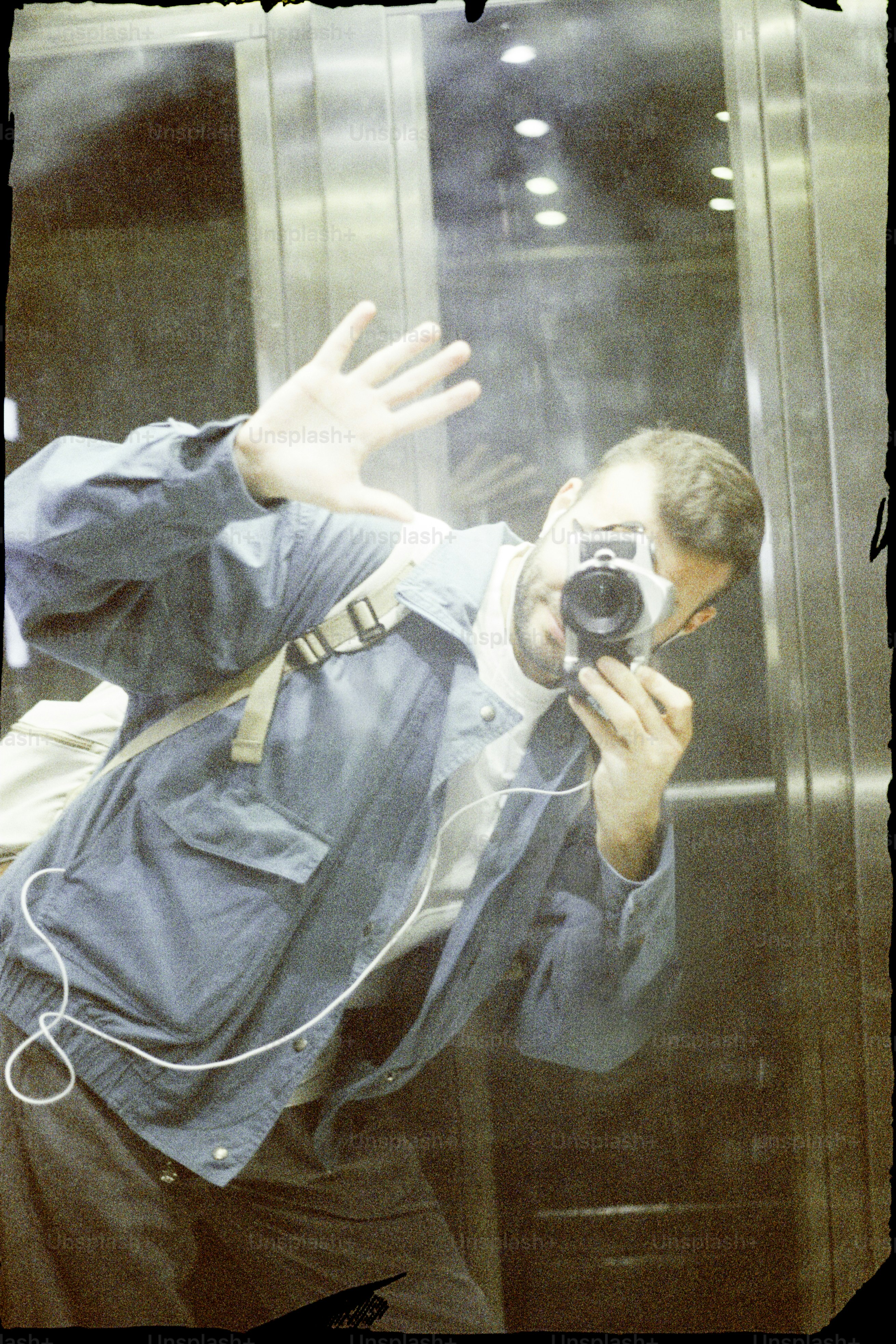 Homme buvant dans un verre avec de la paille - Photo sur Unsplash+