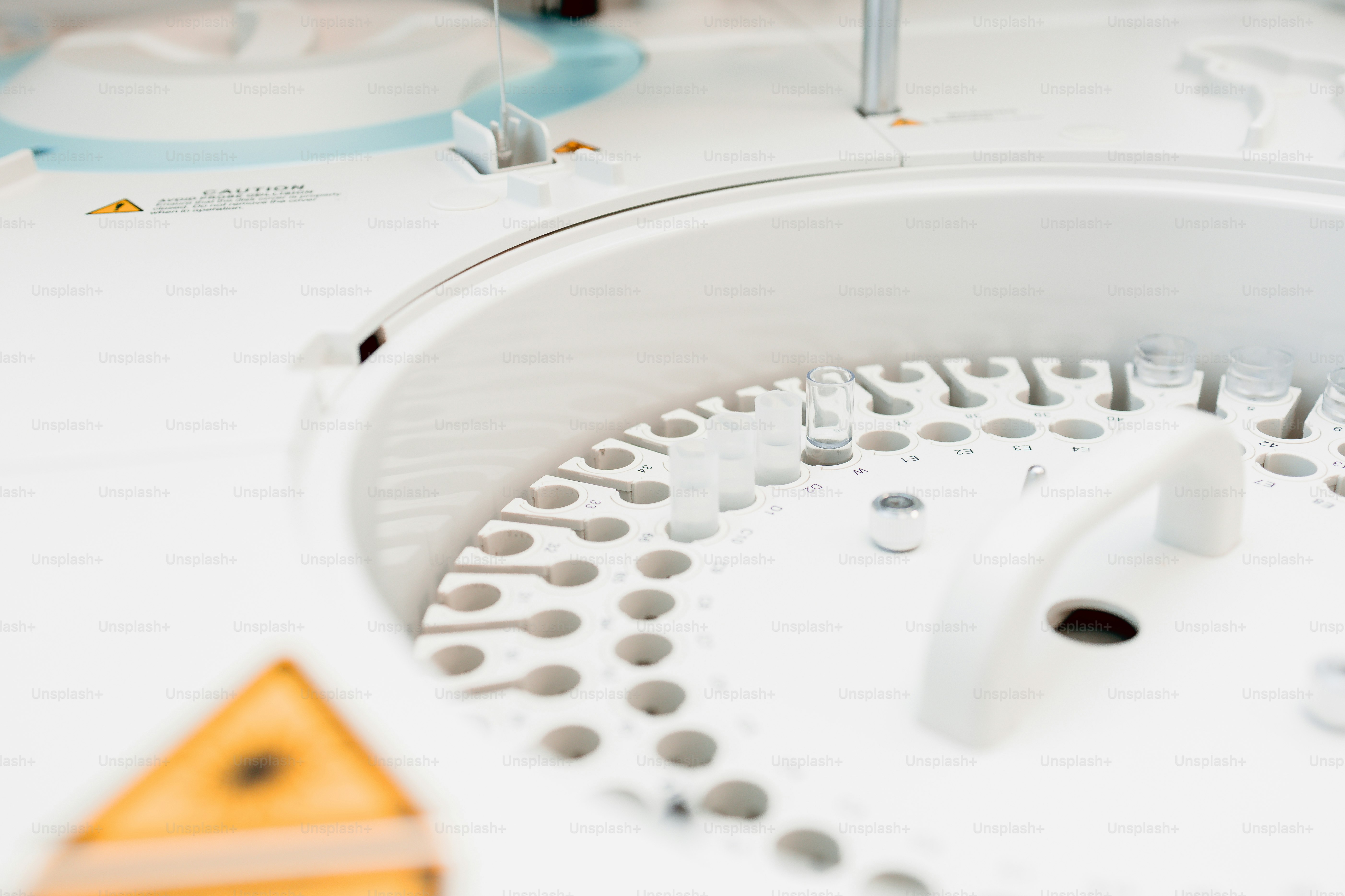 Laboratory analyzer with circular sample tray - Photo on Unsplash+