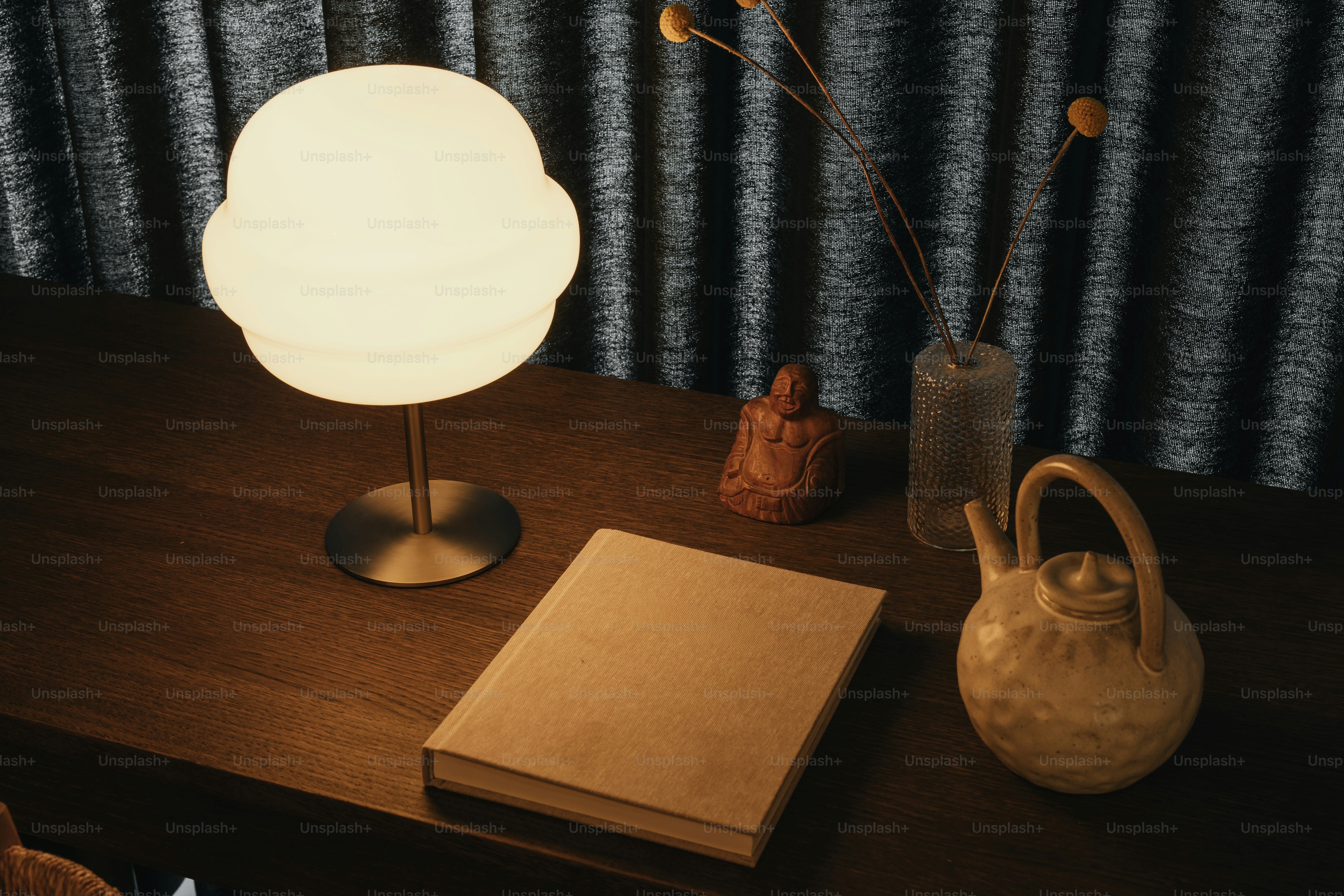 Lámpara luminosa en una estantería de madera oscura - Foto en Unsplash+