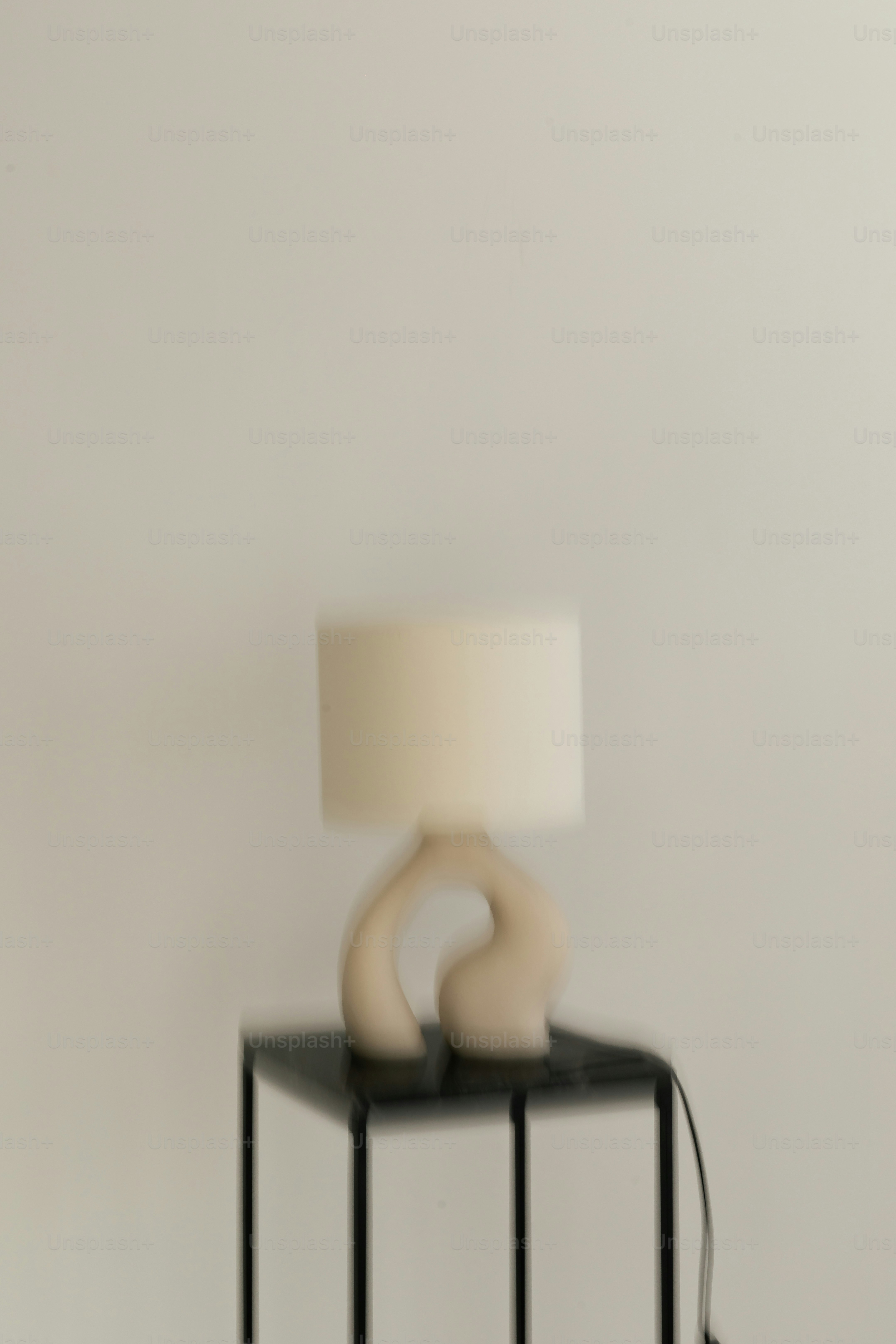 Taburete de madera con soporte de metal negro - Foto en Unsplash+