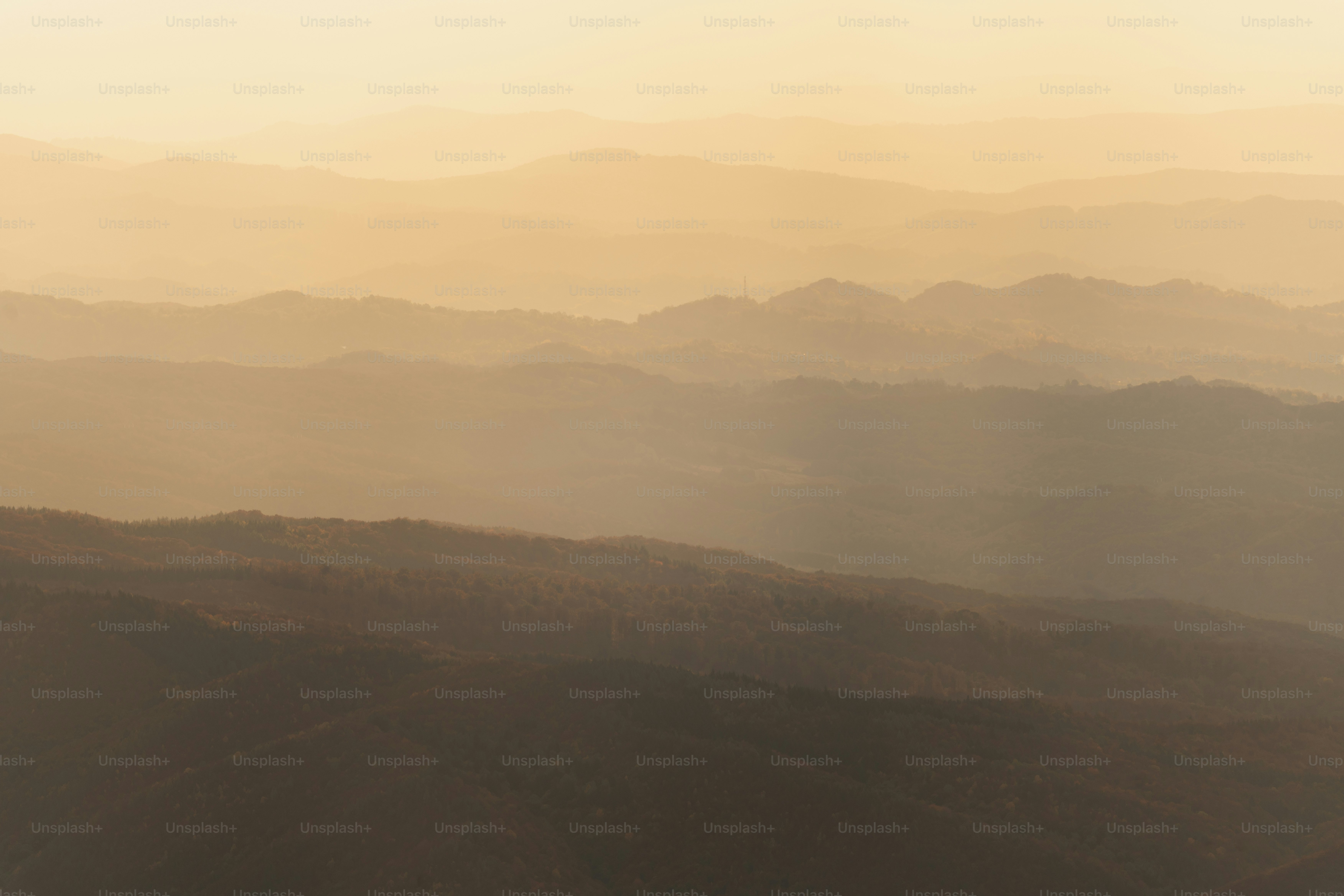 Montagnes Cozia et formation rocheuse de Bulz - Photo sur Unsplash+