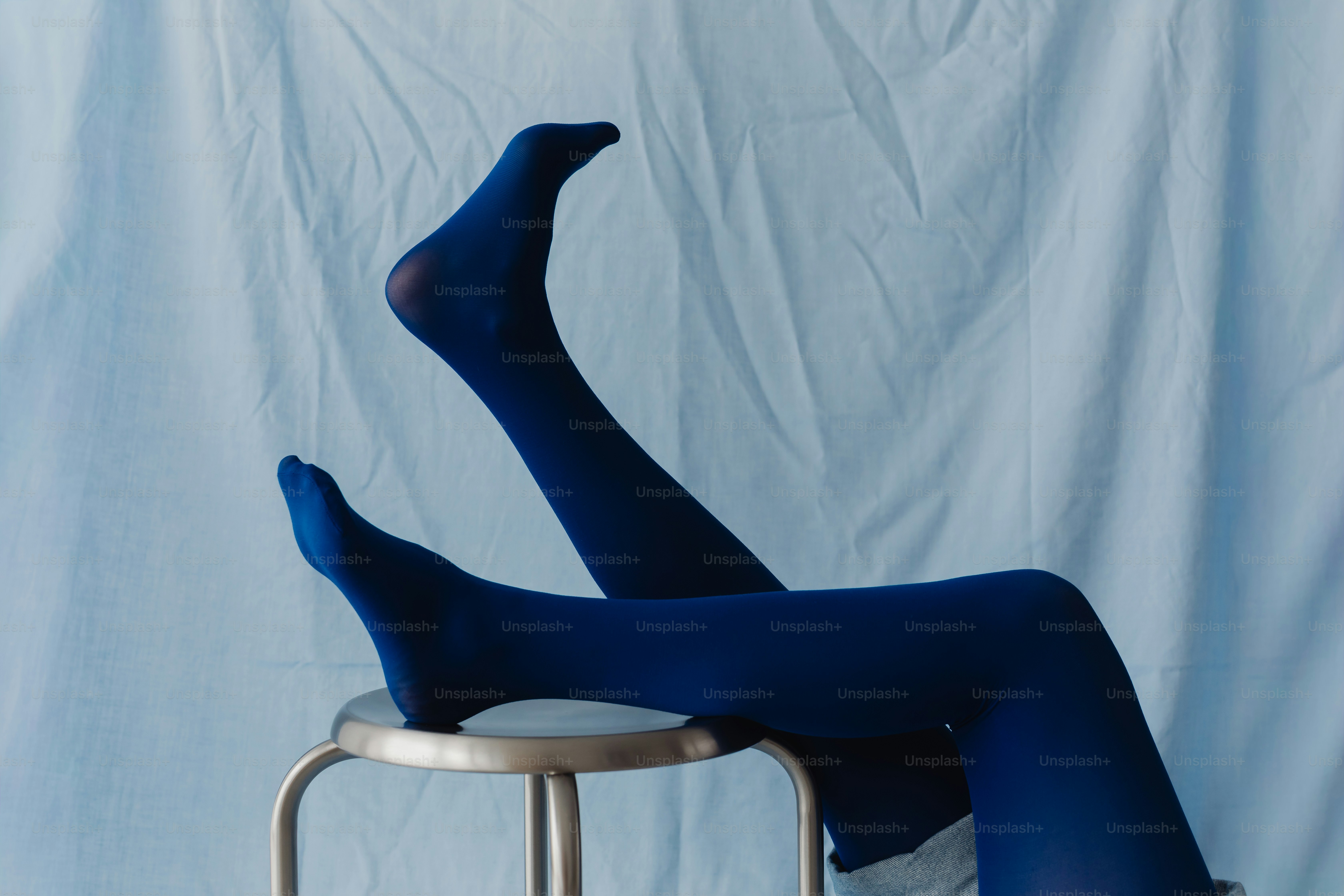 Person wearing dark blue tights - Photo on Unsplash+