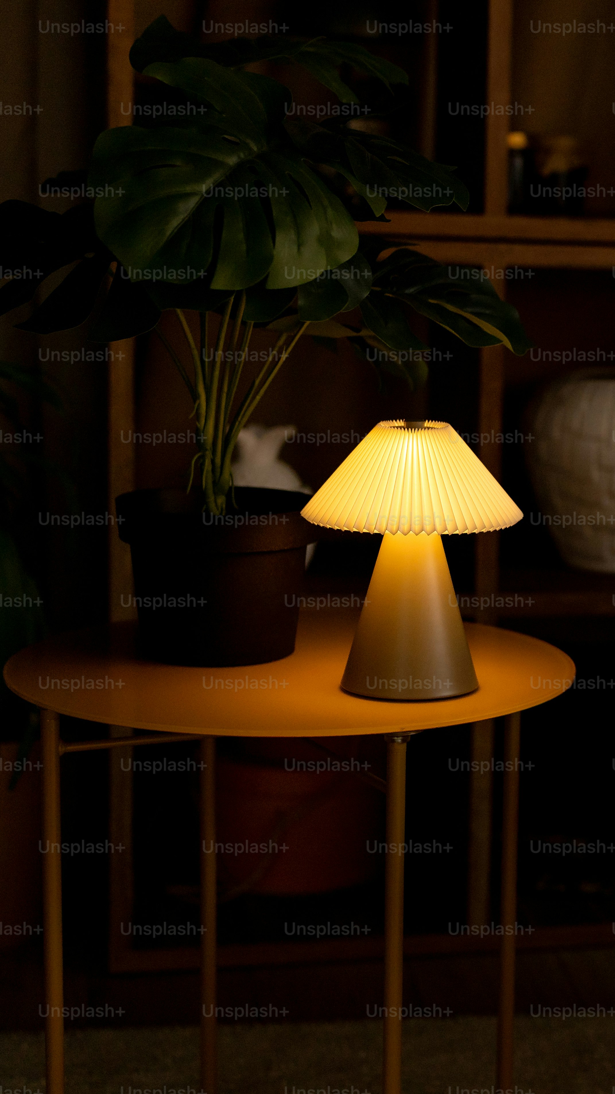 Lampe champignon sur table d’appoint jaune - Photo sur Unsplash+