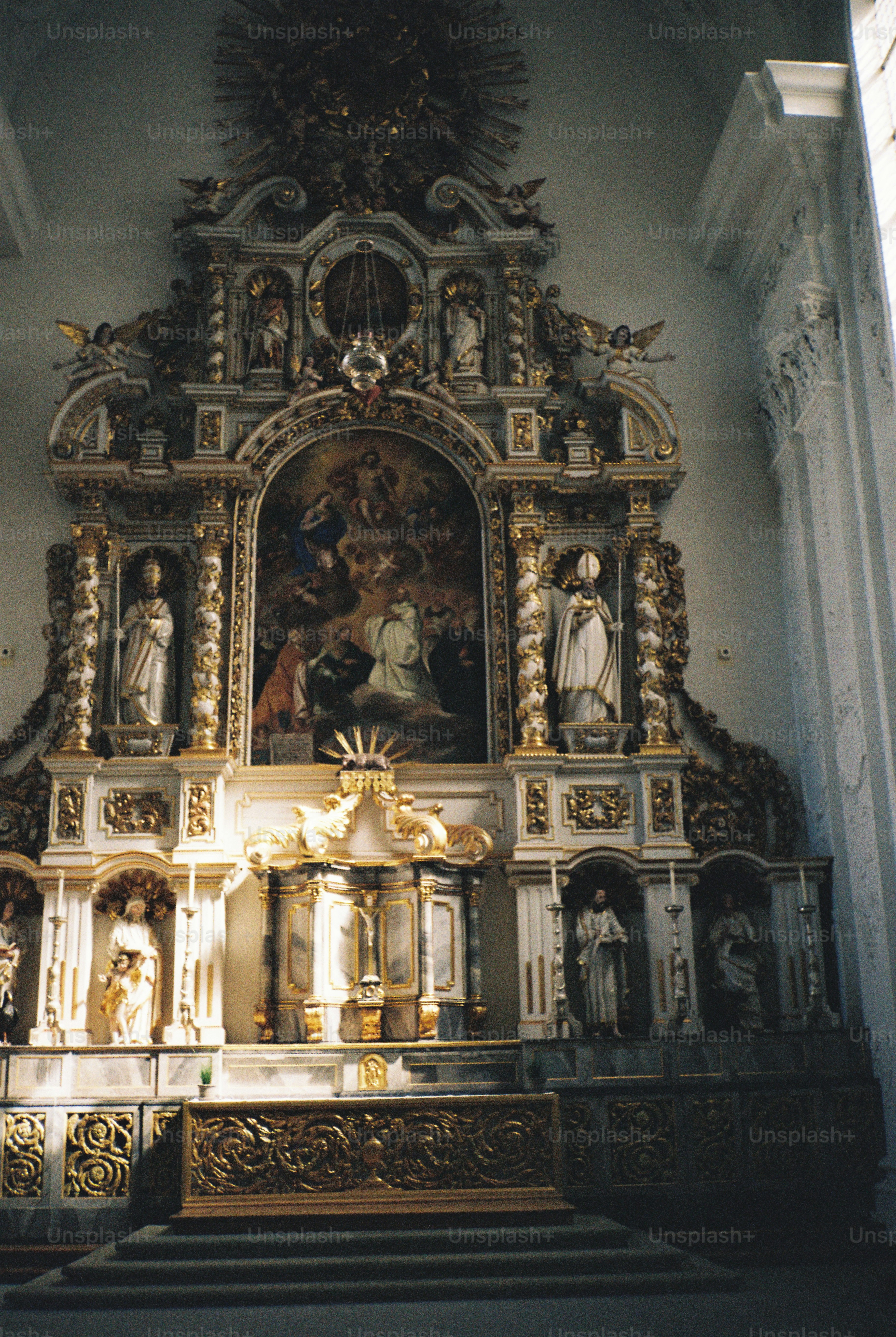Baroque altar with gold religious carvings - Photo on Unsplash+