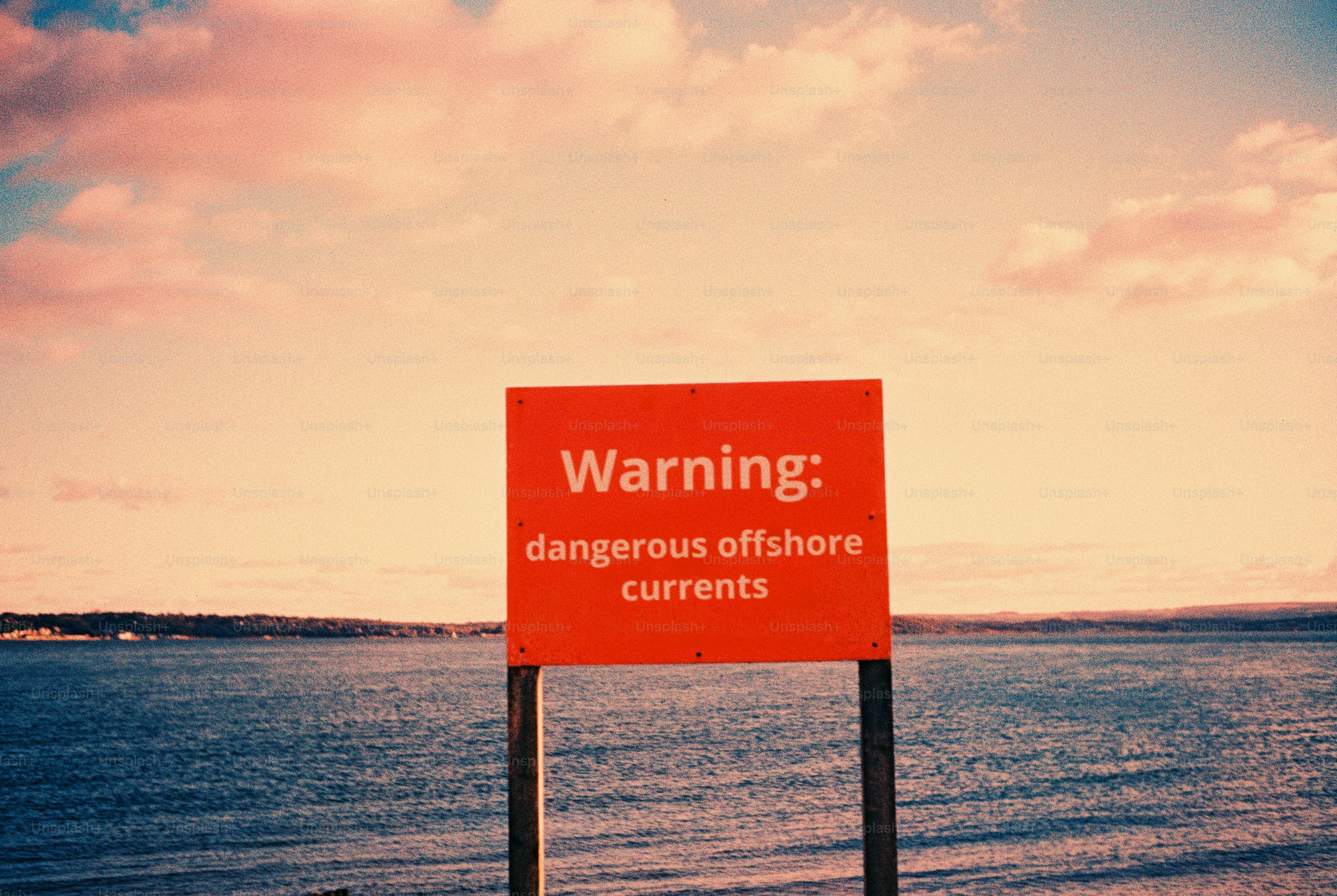 Playa de arena junto a Blue Water - Foto en Unsplash+