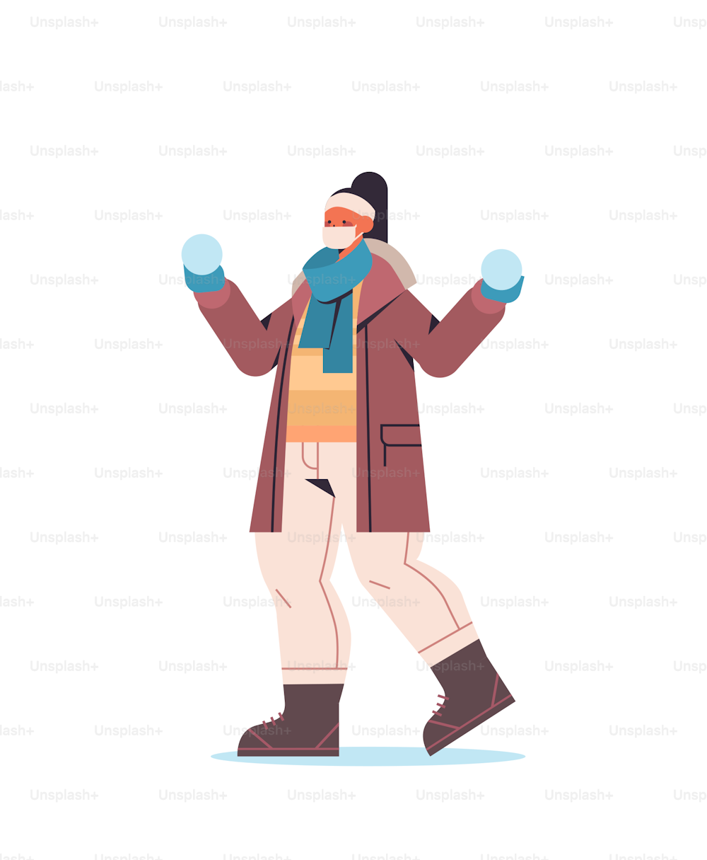 niña con máscara sosteniendo bolas de nieve mujer divirtiéndose en invierno actividades al aire libre coronavirus cuarentena concepto longitud completa vertical vector ilustración