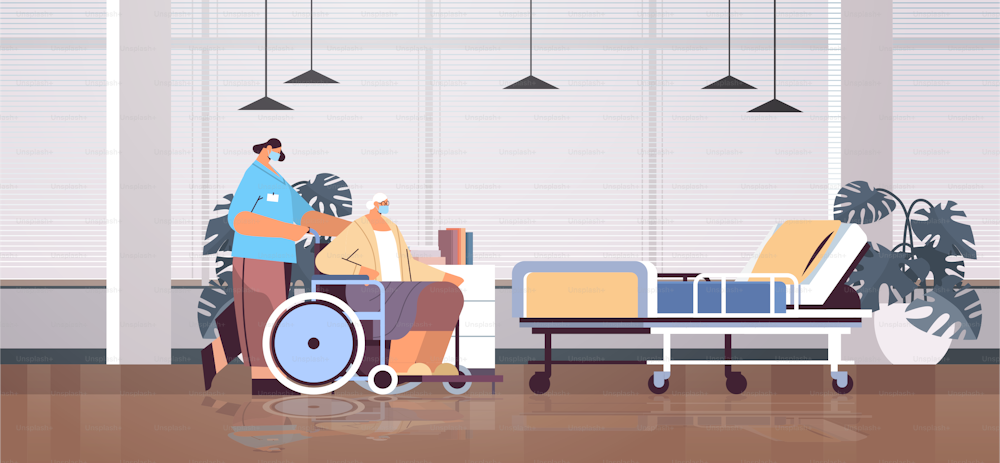Ayudante cuidando a la enfermera del paciente discapacitado senior empujando el concepto de servicio de atención en silla de ruedas interior del hospital horizontal ilustración vectorial de longitud completa