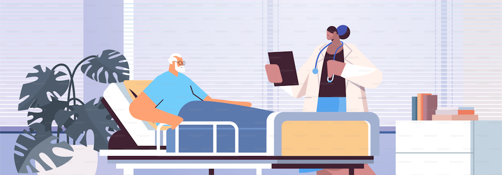 간호사는 병원 침대 간호 서비스 개념에 누워 있는 아픈 노인 환자를 돌보고 있다