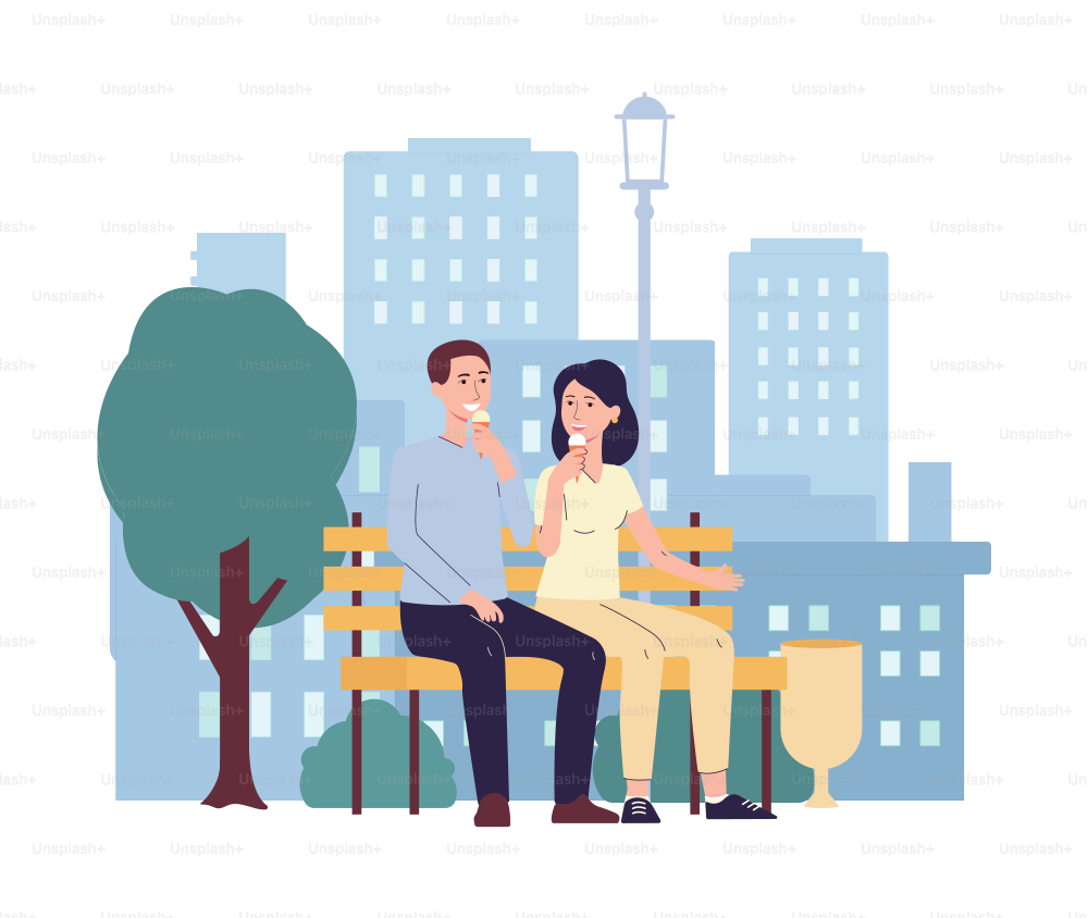 Coppia di cartoni animati innamorati seduti sulla panchina del parco sullo sfondo della città - giovane uomo e donna che mangiano il gelato insieme e sorridono. Illustrazione vettoriale isolata piatta.