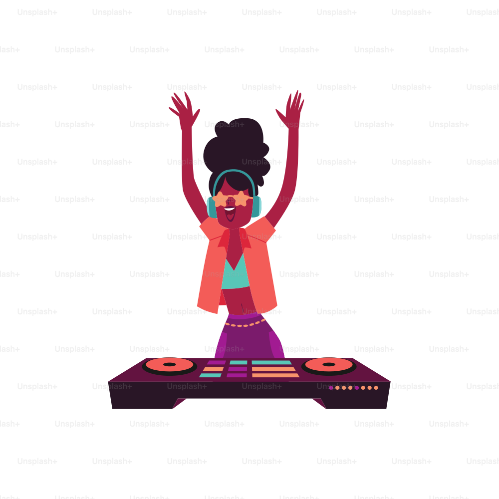 Femme africaine debout à la console DJ avec les bras levés style dessin animé, illustration vectorielle isolée sur fond blanc. Fille heureuse avec lunettes de soleil et écouteurs jouant de la musique sur le plateau de mixage