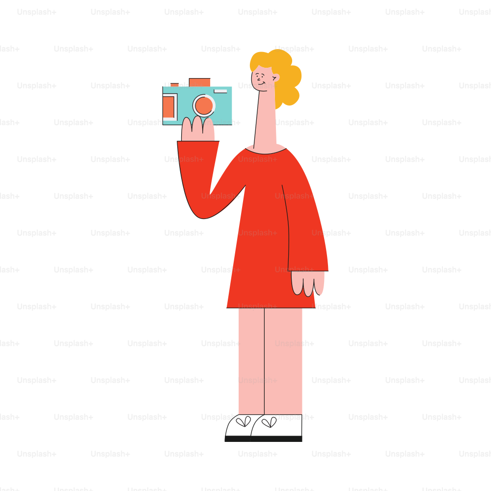 Una joven caucásica rubia con un vestido está de pie con una cámara en sus manos. Concepto web de video marketing o ilustración plana vectorial aislada turística sobre fondo blanco.