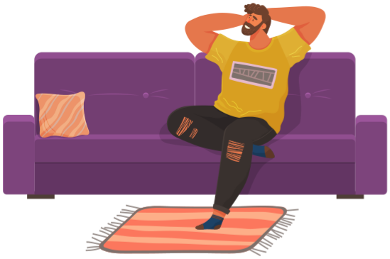 Homme allongé sur le canapé dans l’appartement. Jeune homme heureux qui se détend, rêve. Reposez-vous sur le canapé et réfléchissez à quelque chose. Loisirs à domicile. Le personnage masculin est allongé sur un divan et sourit, profitant du temps passé à la maison après le travail