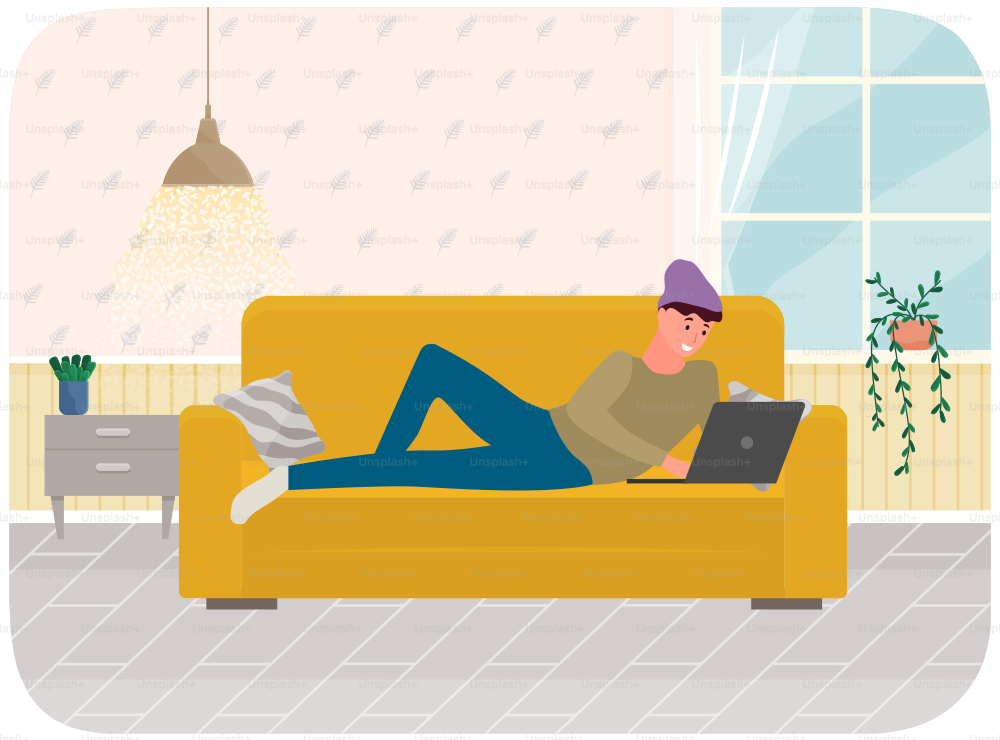 Aprendizaje a distancia, trabajo independiente y trabajo en Internet. Hombre acostado con computadora portátil en el sofá en casa. Trabajo remoto, trabajo independiente en el hogar en línea, entretenimiento. Comunicación en línea, navegación por Internet en la sala de estar