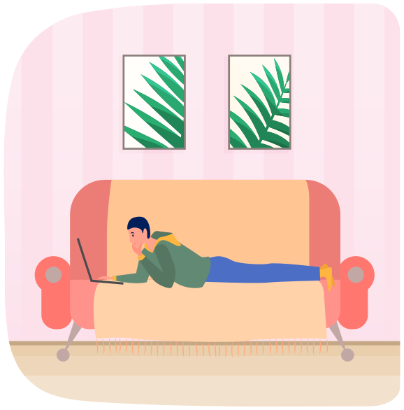 Formazione a distanza, freelance e intrattenimento su Internet. Uomo sdraiato con il computer portatile sul divano di casa. Lavoro a distanza, freelance online, concetto di navigazione in Internet. Programmatore maschio si siede con la tecnologia digitale