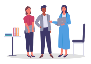 Funcionários de escritório. Colegas se comunicando. Mulher com laptop conversando, discutindo novo projeto, plano, startup com colegas, parceiros. Pessoas de raça mista, planejamento de estratégia, trabalho em equipe, tempo de brainstorming