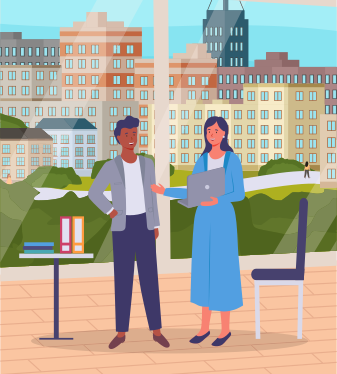 Hombre africano hablando con una mujer en el cargo. Empresaria con computadora portátil discutiendo proyecto o strartup con joven empresario. Comunicar colegas. Vista de la ciudad a través de ventanas panorámicas transparentes