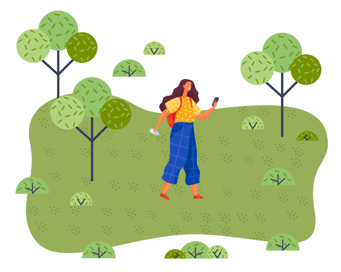 Mulher feliz caminhando no parque de verão em dia ensolarado. Personagem feminina com mochila e garrafa de água está viajando ao ar livre. A senhora está segurando o celular olhando para a tela. Garota está tirando foto durante um passeio