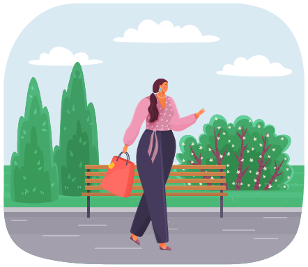 Mujer con una bolsa de papel va de compras a la tienda. Chica gorda caminando por la calle en el día de verano del parque de la ciudad. La señora de gran tamaño con cabello largo y oscuro está vestida con pantalones y blusa se pasea con las compras