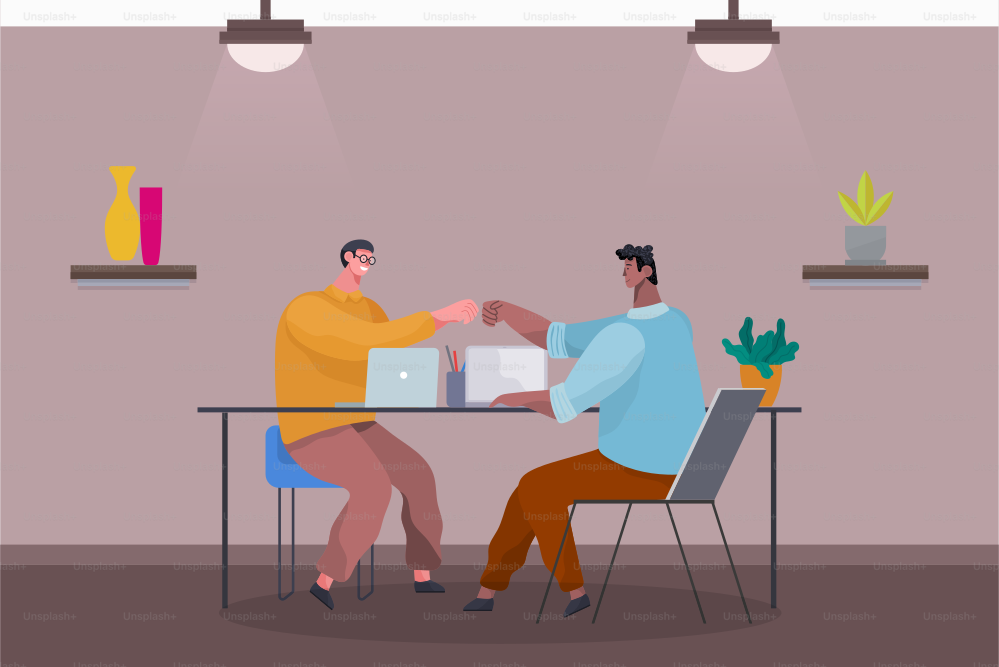 Entwickler, die jubeln und ihren Erfolg feiern. Erfolgreiche Teamarbeiter im Büro. Programmierer mit Laptops, die am Tisch sitzen. Partner, die Ergebnisse erzielen. Freundliche Kollegen, die gestikulieren. Vektor im flachen Stil