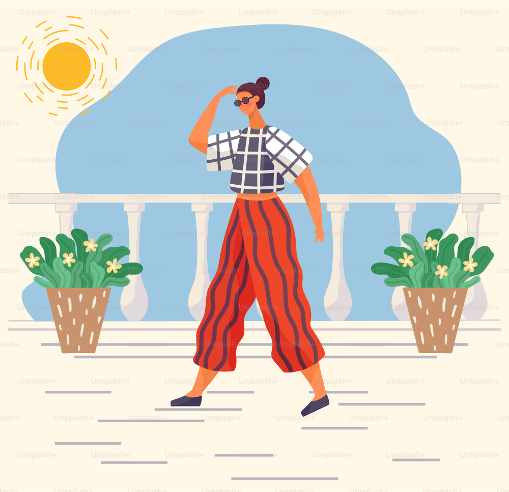 Personaje femenino con ropa casual y gafas accesorias yendo a casa. Mujer en camiseta y pantalón cerca de plantas de interior al aire libre en clima soleado. Vista de moda del vector de ropa de persona