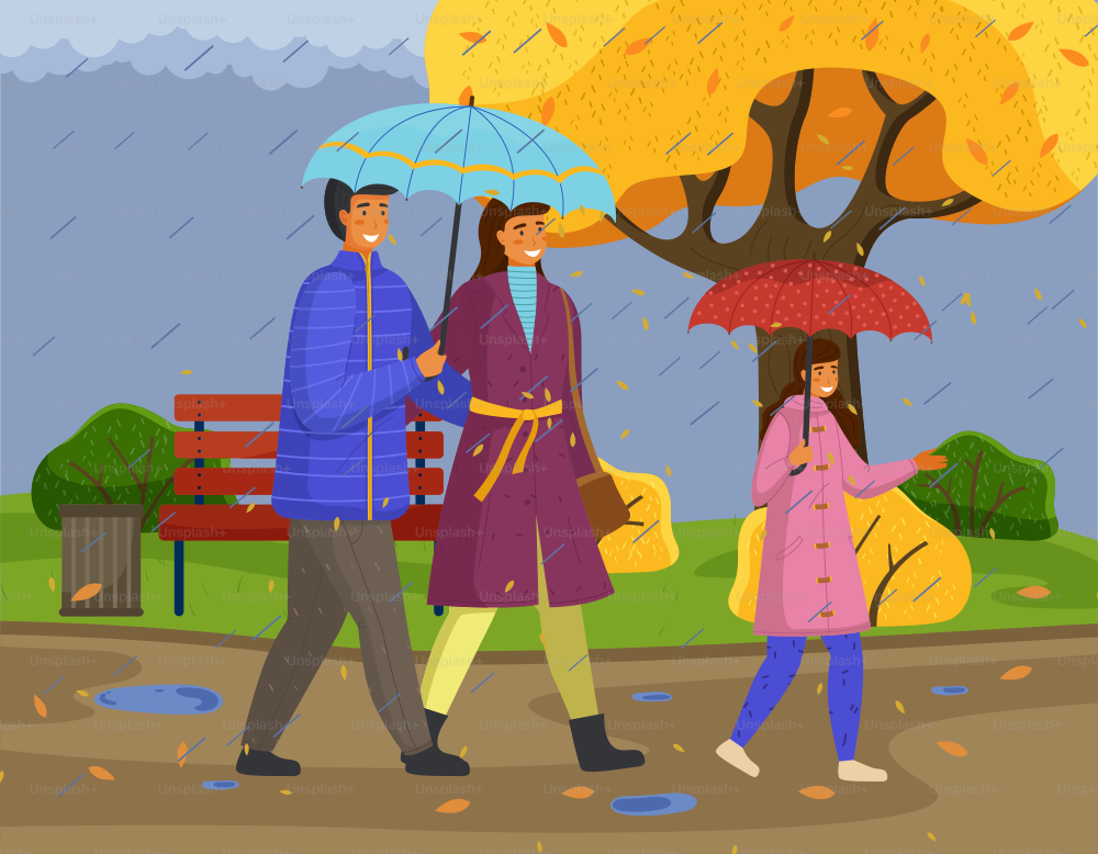 Familia caminando bajo la lluvia con paraguas y usando impermeables en el parque de la ciudad en la temporada de otoño. Padres e hija pasan tiempo juntos en un lluvioso día de octubre moviéndose por la calle junto a árboles amarillos