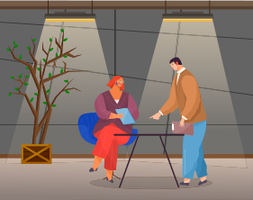 Incontri di lavoro con colleghi o partner. Donna d'affari seduta alla scrivania con appunti all'interno dell'ufficio impegnata nella gestione del progetto. Personaggio maschile che parla con il capo della signora, le spiega qualcosa