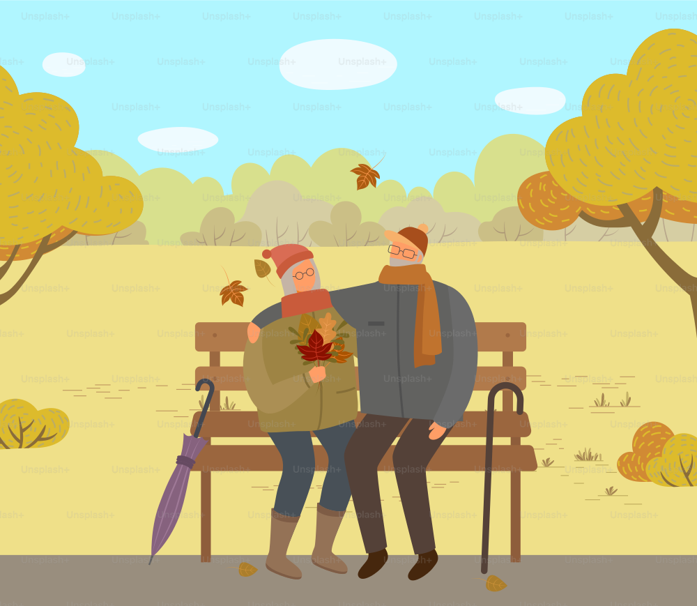 Altes Paar sitzt auf Holzbank in Herbstpark-Illustration. Großvater und Großmutter gehen zusammen spazieren. Frau hält orangefarbene Blätter in den Händen. Vektorstab und Regenschirm im Rasen, flacher Stil