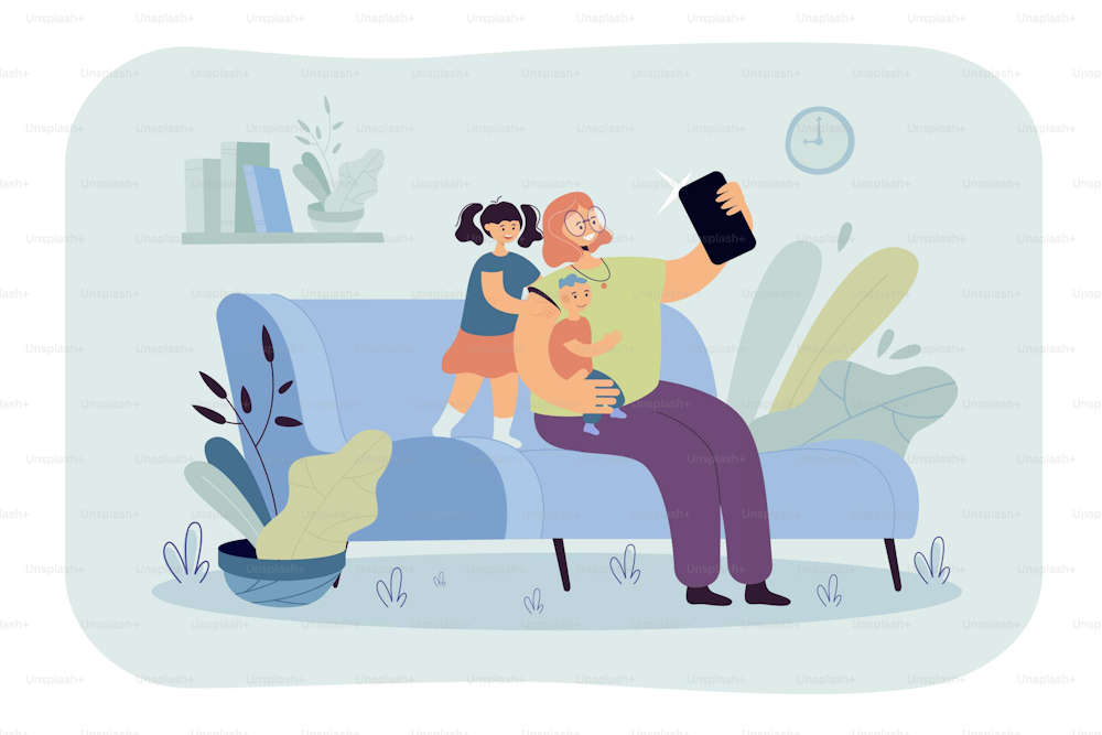 Lächelnde Mutter, die Selfie mit Kindern auf flacher Vektorillustration macht. Cartoon-Mutter sitzt auf der Couch und hält Baby und Tochter in ihrer Nähe. Familien- und Digitaltechnikkonzept