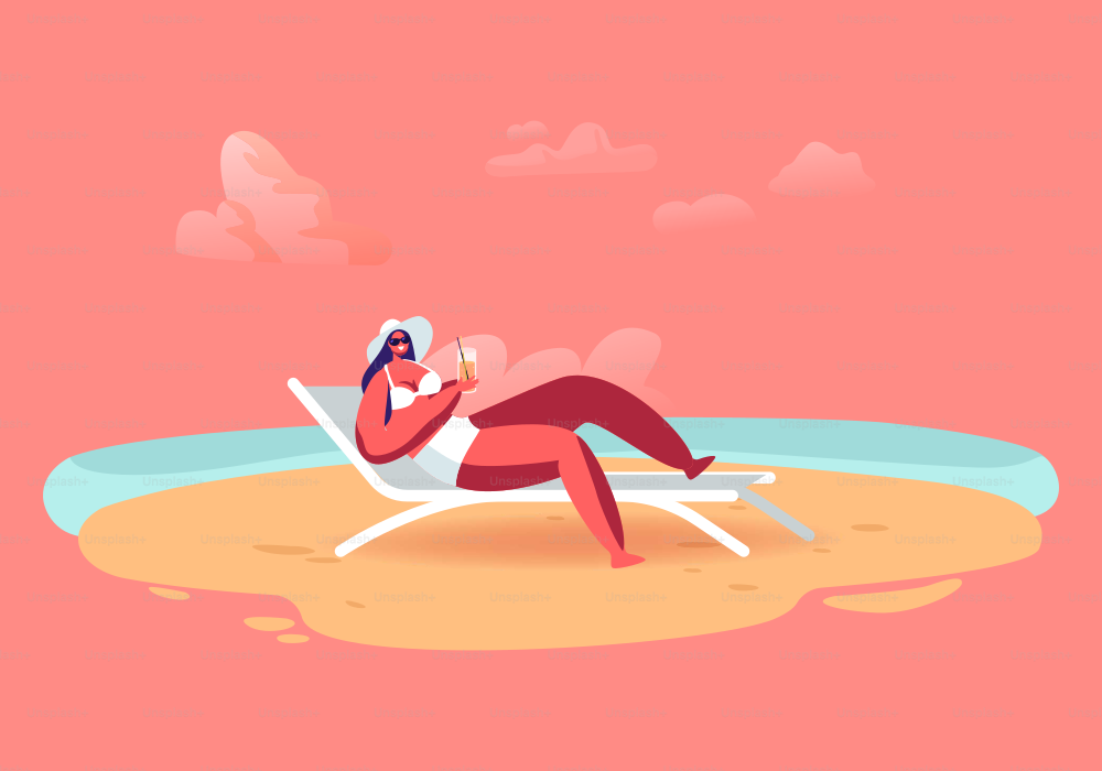 Junge Frau mit Hut faulenzt und trinkt Cocktail auf der Chaiselongue unter Sonnenstrahlen und entspannt sich in den Sommerferien am Meeresstrand. Girl Tourist Charakter Entspannen Sie sich im Badeort. Cartoon-Vektor-Illustration
