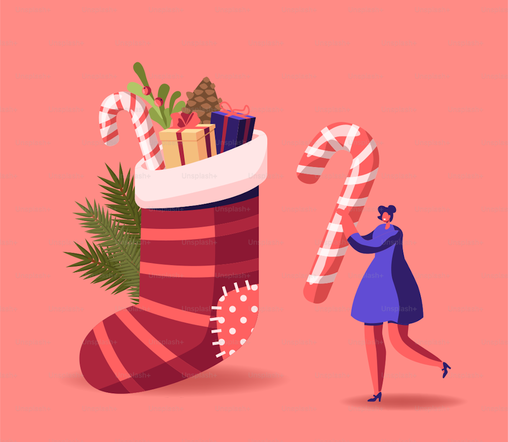작은 여성 캐릭터는 크리스마스와 새해 연휴 축하를 준비합니다. 여자는 선물, 과자 및 축제 장식의 더미와 함께 축제 양말 근처에 거대한 사탕 지팡이를 가지고 있습니다. 만화 벡터 일러스트레이션