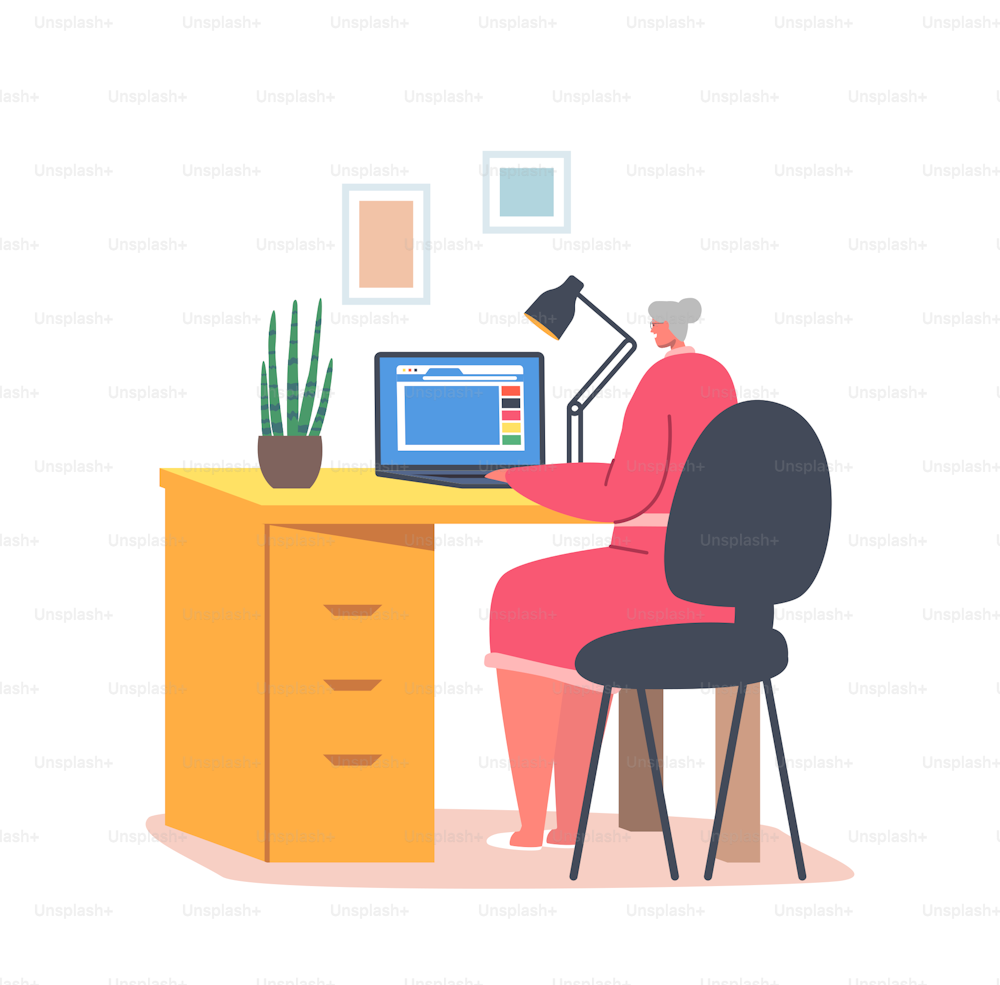 La femme âgée utilise l’ordinateur. Personnage de dame senior heureuse aux cheveux gris assis sur une chaise au bureau travaillant sur un ordinateur portable, regardant un film ou communiquant sur un réseau de médias sociaux. Illustration vectorielle de bande dessinée