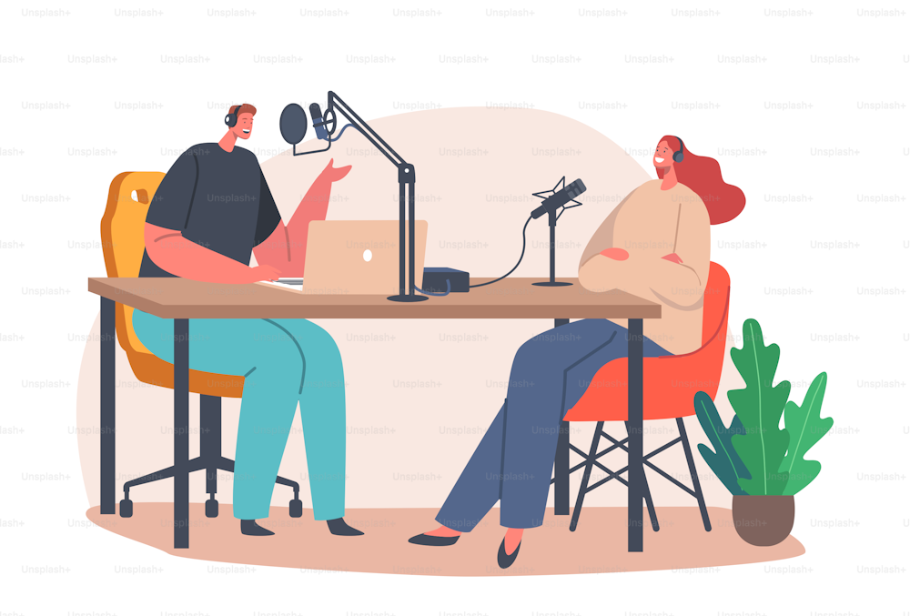 Personajes masculinos y femeninos Pareja usa auriculares sentados en el estudio con micrófonos y computadora portátil en el escritorio, hablando, grabando podcast, entrevista, transmisión de programa de radio. Ilustración vectorial de Cartoon People