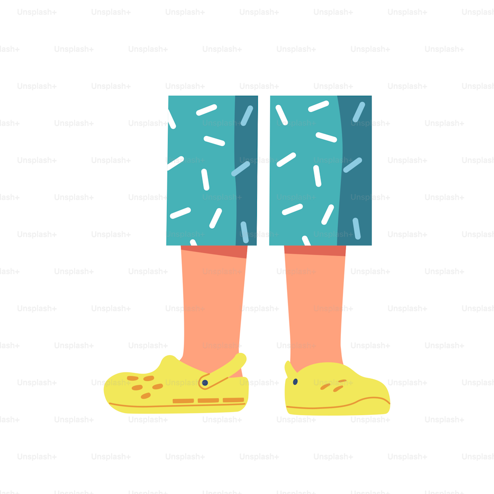 I piedi dei bambini indossano scarpe da spiaggia e pantaloncini o pantaloni del pigiama isolati su sfondo bianco. Il bambino indossa vestiti e calzature accoglienti per la casa. Design infantile carino e confortevole. Illustrazione vettoriale del fumetto